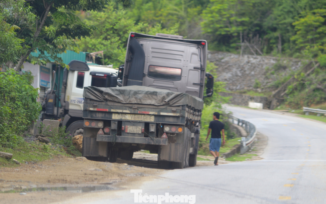 Có xe còn dừng đỗ ngược chiều trên quốc lộ 7.
