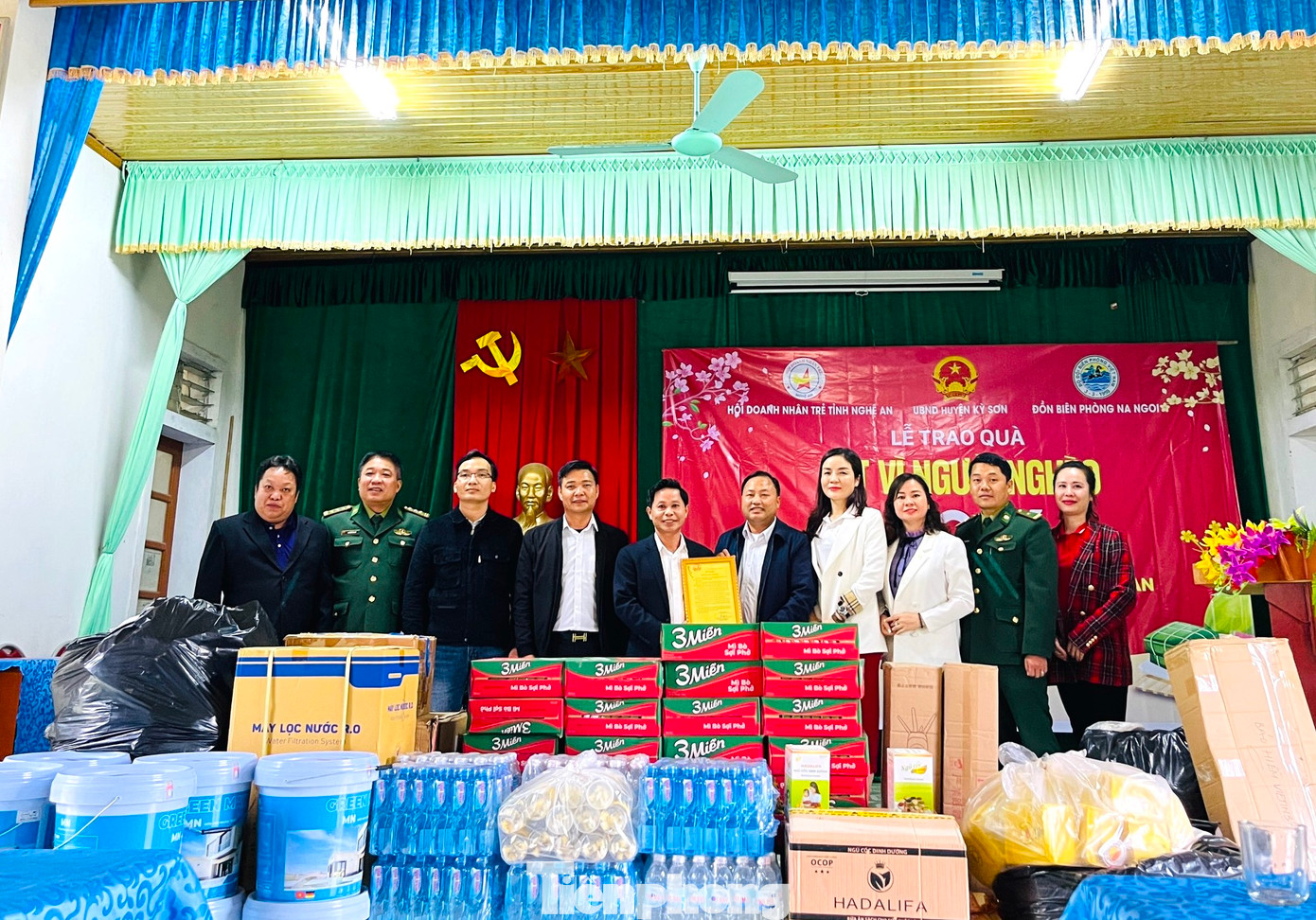 Những món quà ý nghĩa sẽ là niềm động viên, khích lệ cho các hộ dân chuẩn bị đón Tết cổ truyền sum vầy, hạnh phúc. Những món quà ý nghĩa sẽ là niềm động viên, khích lệ cho các hộ dân chuẩn bị đón Tết cổ truyền sum vầy, hạnh phúc.