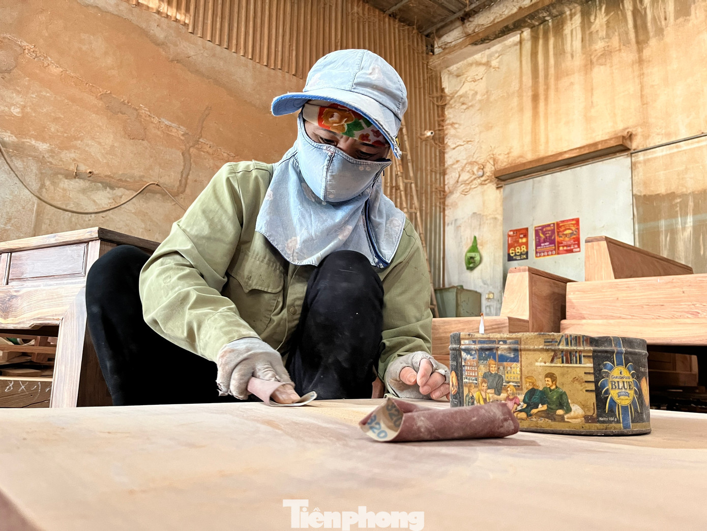 “Hàng bán không được nên hiện này nhiều hộ phải chuyển đổi nghề sang làm việc khác. Trước đây, toàn xã có hơn 800 người làm nghề thợ mộc, đánh bóng đồ mộc thì nay chỉ còn chưa đến 400 người còn việc làm”, Chủ tịch xã Quỳnh Hưng chia sẻ. “Hàng bán không được nên hiện này nhiều hộ phải chuyển đổi nghề sang làm việc khác. Trước đây, toàn xã có hơn 800 người làm nghề thợ mộc, đánh bóng đồ mộc thì nay chỉ còn chưa đến 400 người còn việc làm”, Chủ tịch xã Quỳnh Hưng chia sẻ.