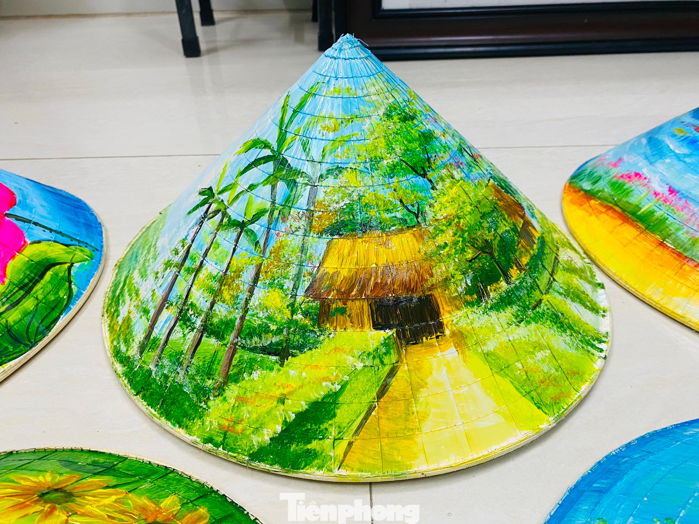 Những chiếc nón lá truyền thống được tô vẽ lên các địa danh, phong cảnh càng thêm đẹp và ấn tượng.