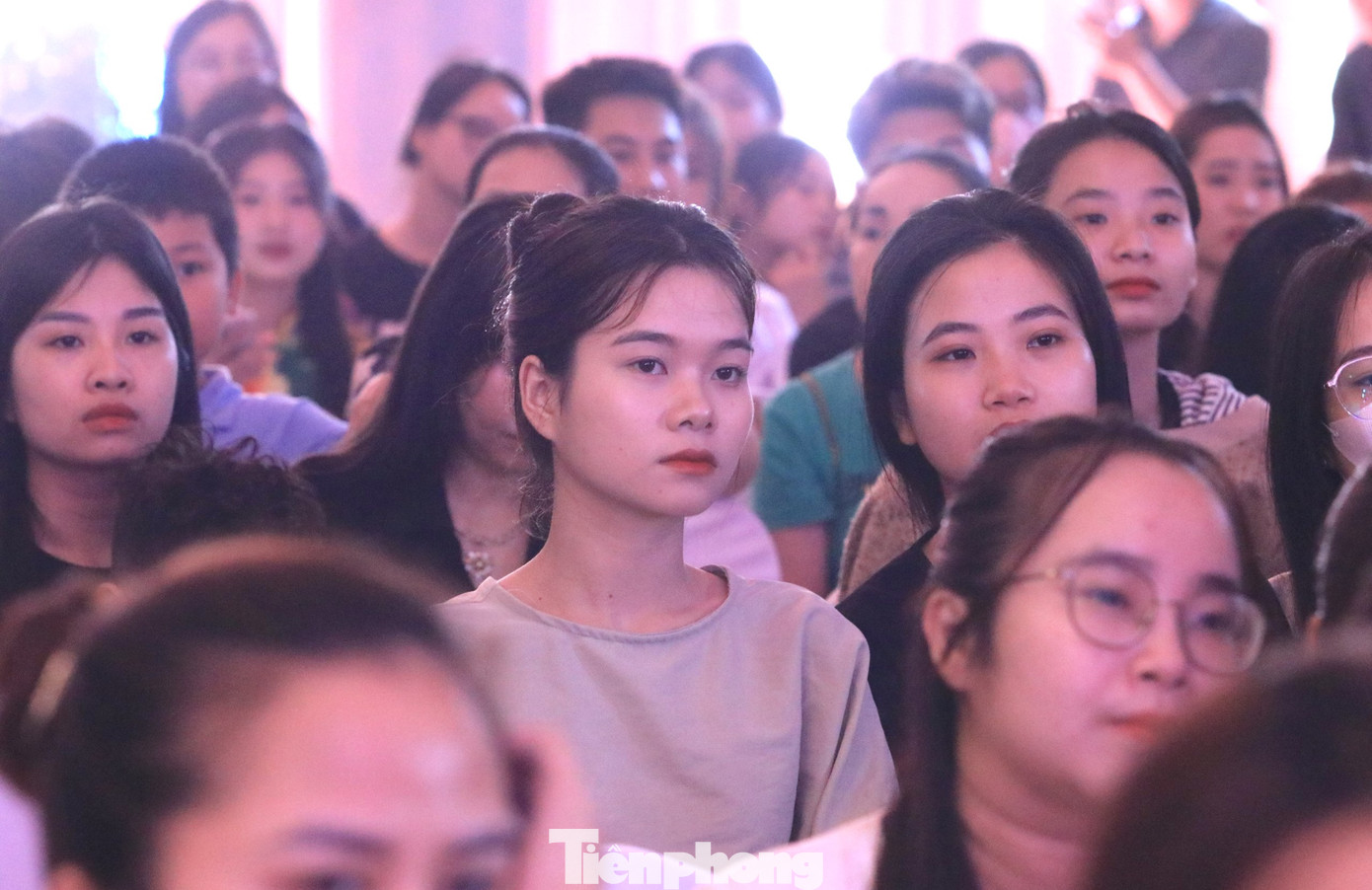 Rất đông người dân đến xem và chăm chú theo dõi các phần thi của thí sinh.