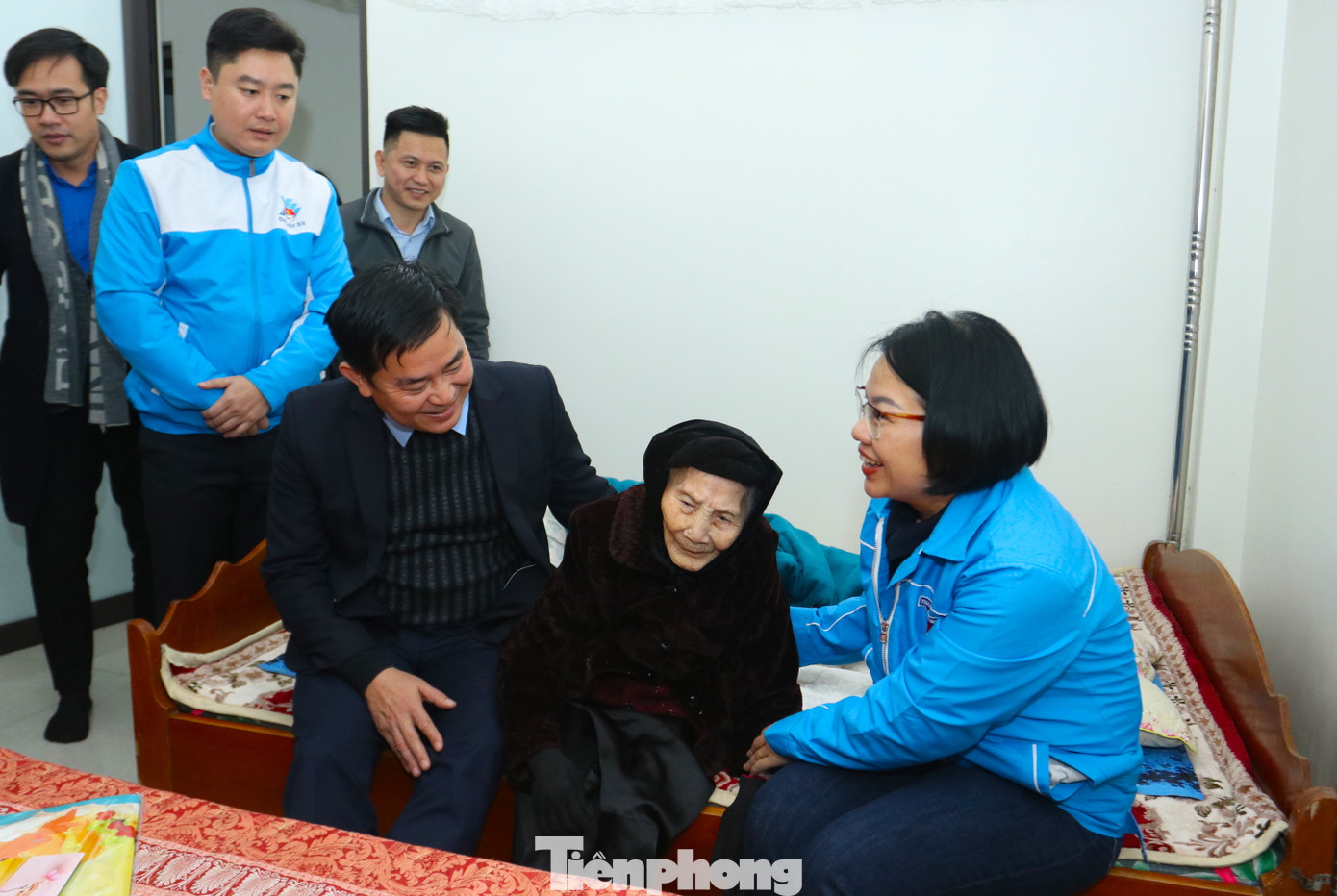 Đoàn công tác đã đến hỏi thăm sức khỏe, động viên Bà mẹ Việt Nam Anh hùng Nguyễn Thị Côi (quê xã Phúc Thọ, huyện Nghi Lộc, Nghệ An). Mẹ Nguyễn Thị Côi có 2 người con hy sinh trong các cuộc kháng chiến. Hiện nay, mẹ Nguyễn Thị Côi đã 103 tuổi và đang sống tại nhà con trai ở thị trấn Quán Hành (huyện Nghi Lộc). Đoàn công tác đã đến hỏi thăm sức khỏe, động viên Bà mẹ Việt Nam Anh hùng Nguyễn Thị Côi (quê xã Phúc Thọ, huyện Nghi Lộc, Nghệ An). Mẹ Nguyễn Thị Côi có 2 người con hy sinh trong các cuộc kháng chiến. Hiện nay, mẹ Nguyễn Thị Côi đã 103 tuổi và đang sống tại nhà con trai ở thị trấn Quán Hành (huyện Nghi Lộc).