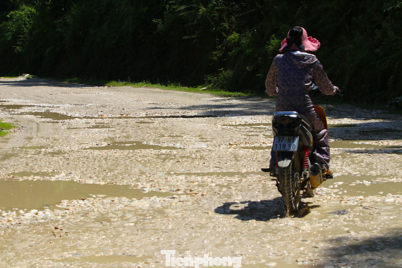 Tuyến đường không còn "lành lặn", người dân mỗi lần đi phải luồn lách qua ổ voi, ổ gà và qua những dải đường xấu đầy đá lởm chởm.