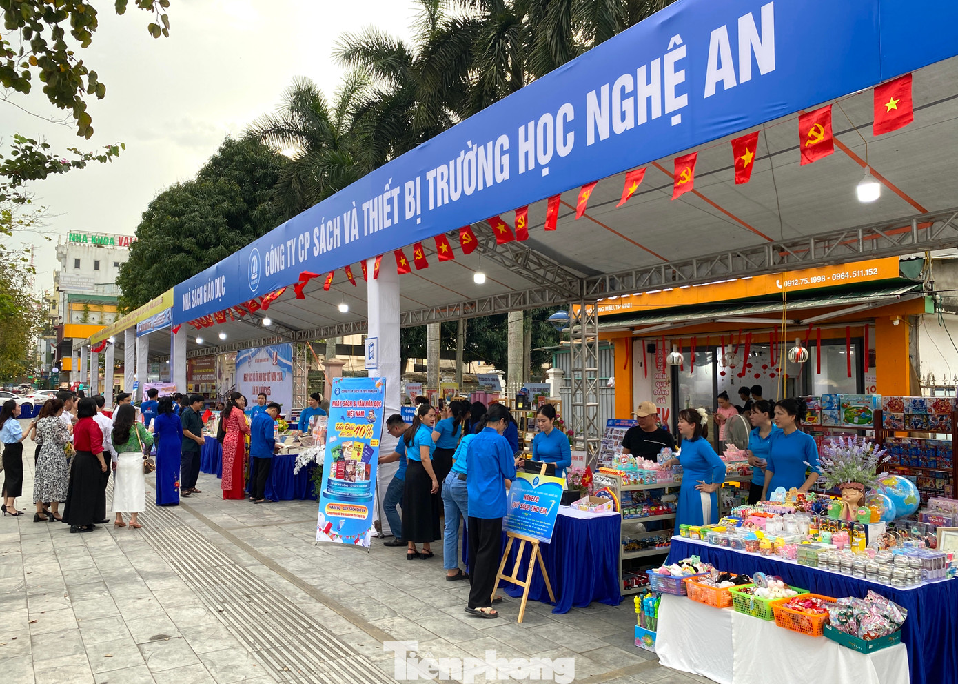 Tham dự sự kiện có đại diện lãnh đạo UBND tỉnh, lãnh đạo Sở Văn hóa - Thể thao và Du lịch, lãnh đạo các sở, ngành cùng đông đảo học sinh, đoàn viên thanh niên, và người dân trên địa bàn. Đặc biệt, sự kiện còn có sự góp mặt của gần 40 gian hàng và xe sách lưu động từ các đơn vị tham gia.