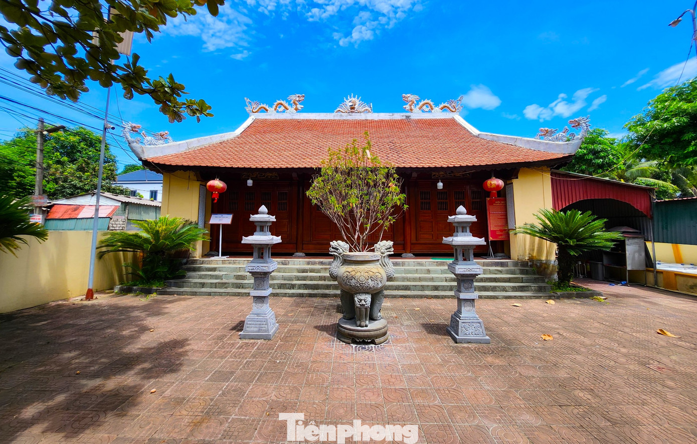 Ngôi đền được xây dựng để thờ Bản cảnh Thành hoàng. Ngoài ra, đền còn là nơi dân cư miền biển Cửa Hội thờ các vị thần như: Cao Sơn, Cao Các, Đức Thánh Mẫu, Sát Hải Đại Vương Hoàng Tá Thốn, cá Ông. Ngôi đền được xây dựng để thờ Bản cảnh Thành hoàng. Ngoài ra, đền còn là nơi dân cư miền biển Cửa Hội thờ các vị thần như: Cao Sơn, Cao Các, Đức Thánh Mẫu, Sát Hải Đại Vương Hoàng Tá Thốn, cá Ông.