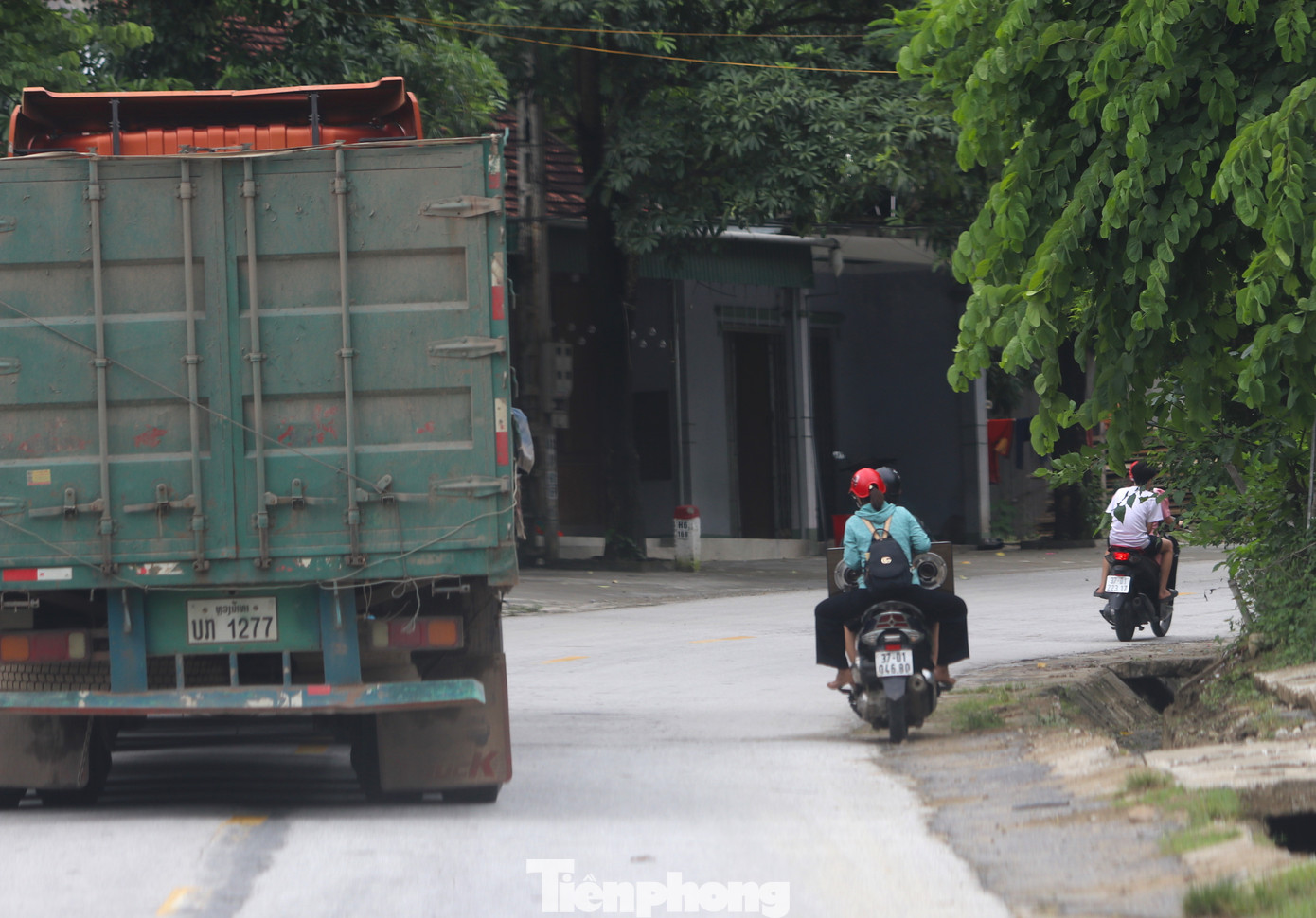 Dù đoạn đường quanh co nhưng những xe chở quặng nặng vẫn lao vun vút và chiếm luôn cả làn đường ngược chiều. Xe máy phải nép hẳn vào lề đường nhưng vẫn không thôi sợ hãi.