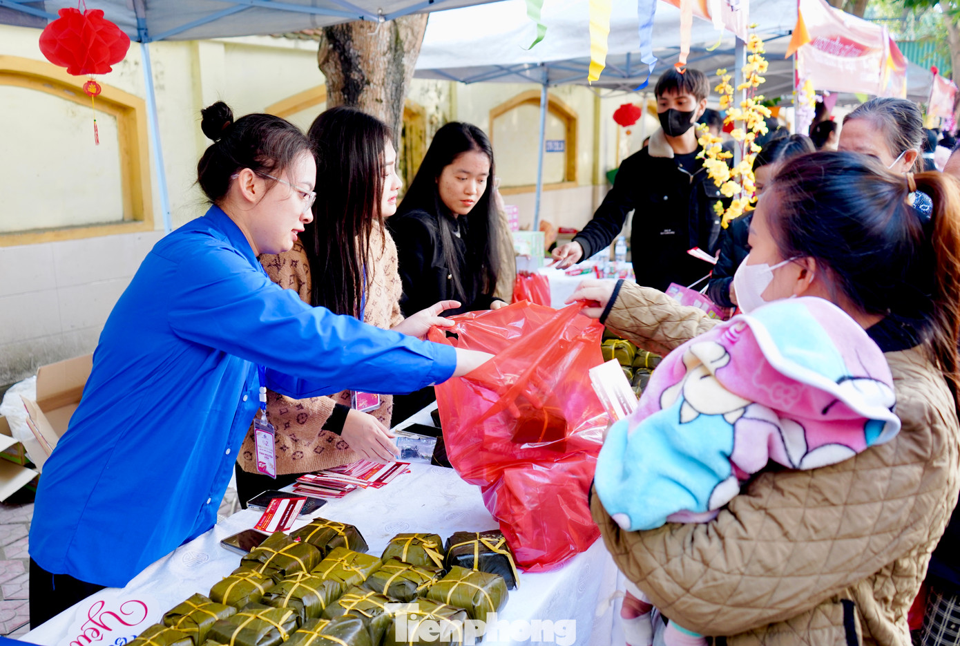 Các đoàn viên chi đoàn bệnh viện trao những chiếc bánh chưng nghĩa tình đến bệnh nhân.