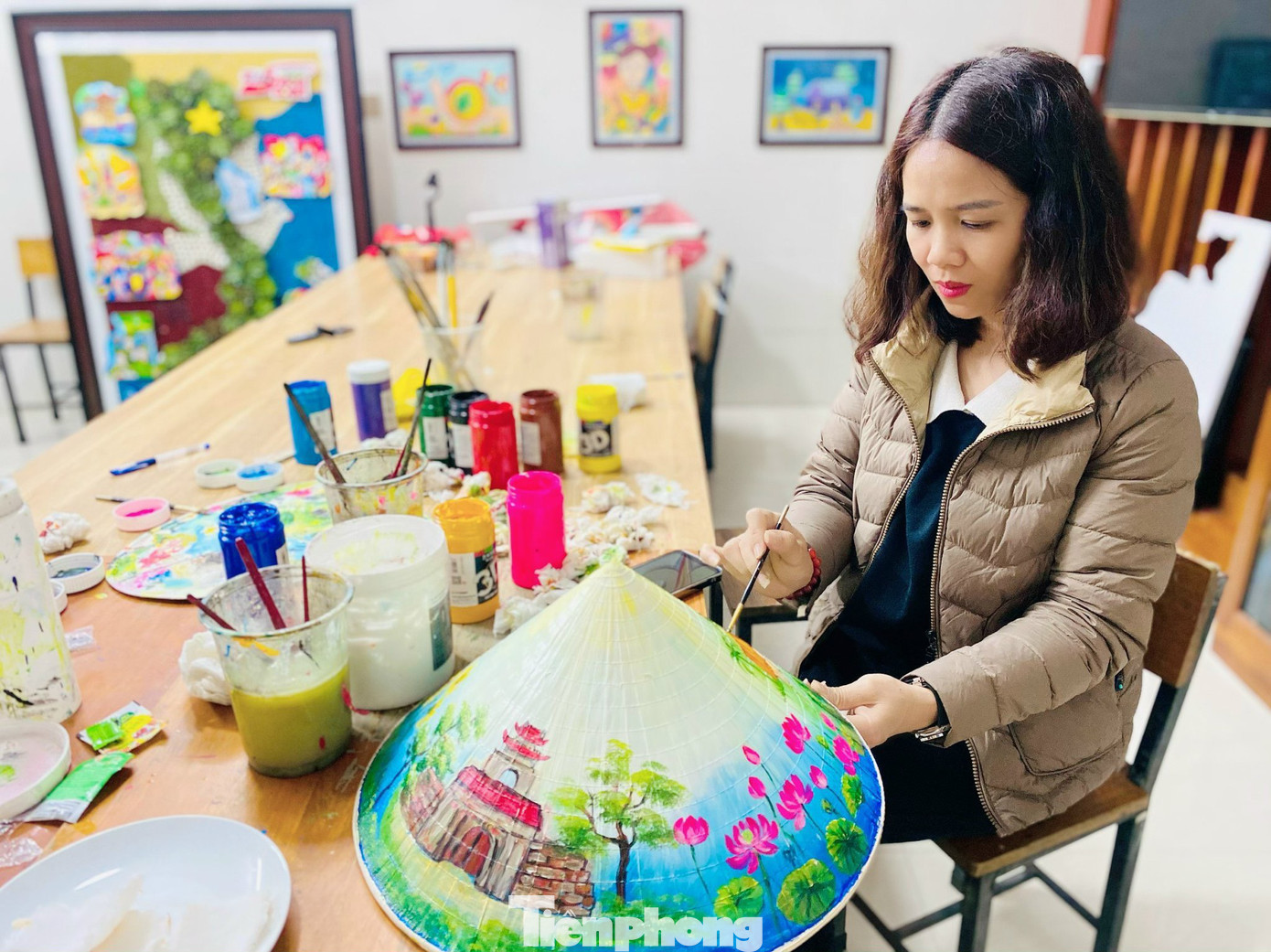 Được biết 10 chiếc nón lá có vẽ hình các địa danh nổi bật của Nghệ An được 3 cô giáo dạy mỹ thuật gồm: cô Lê Trà Giang - Giáo viên Mỹ thuật trường THCS Hưng Bình; cô Đinh Thị Nhàn - Giáo viên Mỹ thuật Trường PTTHSP Đại học Vinh và cô Nguyễn Thị Vân - Giáo viên Mỹ thuật trường Tiểu học Nghi Đức vẽ và tặng trước khi đoàn công tác hành trình về với các địa chỉ đỏ.