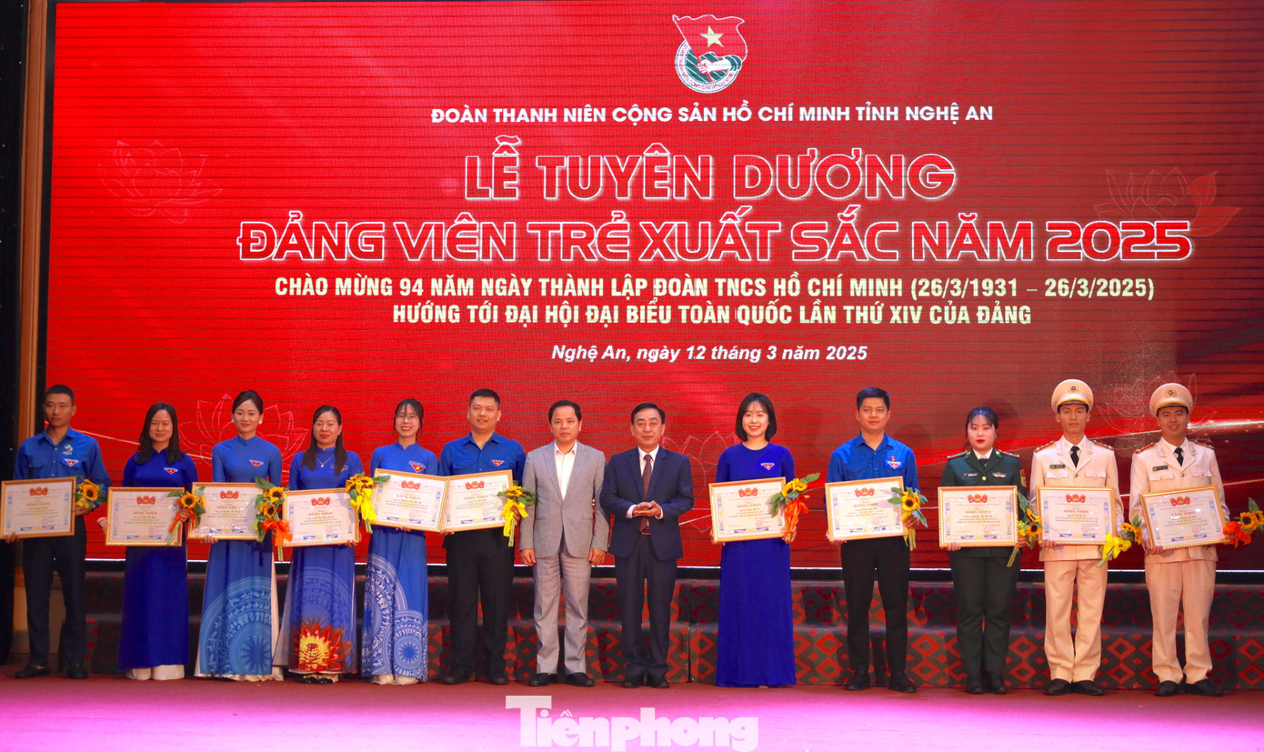 Ban tổ chức tuyên dương 11 Đảng viên trẻ xuất sắc. Ban tổ chức tuyên dương 11 Đảng viên trẻ xuất sắc.