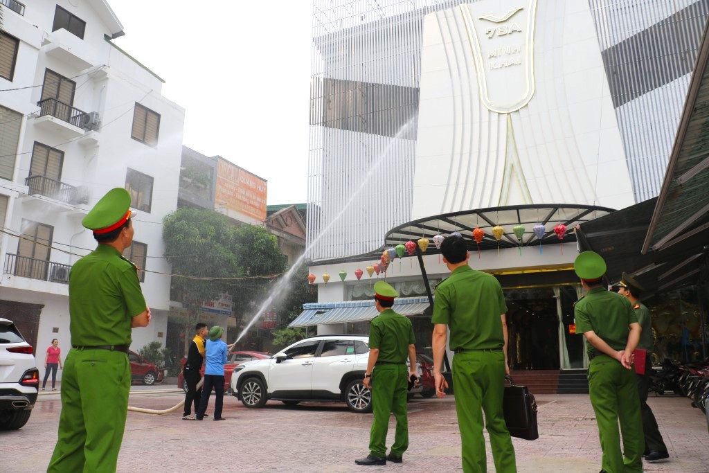 Công an tỉnh Nghệ An kiểm tra hệ thống phòng cháy chữa cháy tại các cơ sở kinh doanh karaoke trên địa bàn thành phố Vinh.