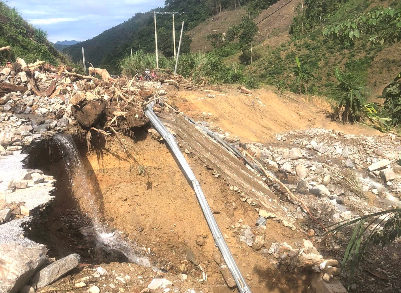 Mặt đường nhiều đoạn bị cuốn trôi xuống suối.