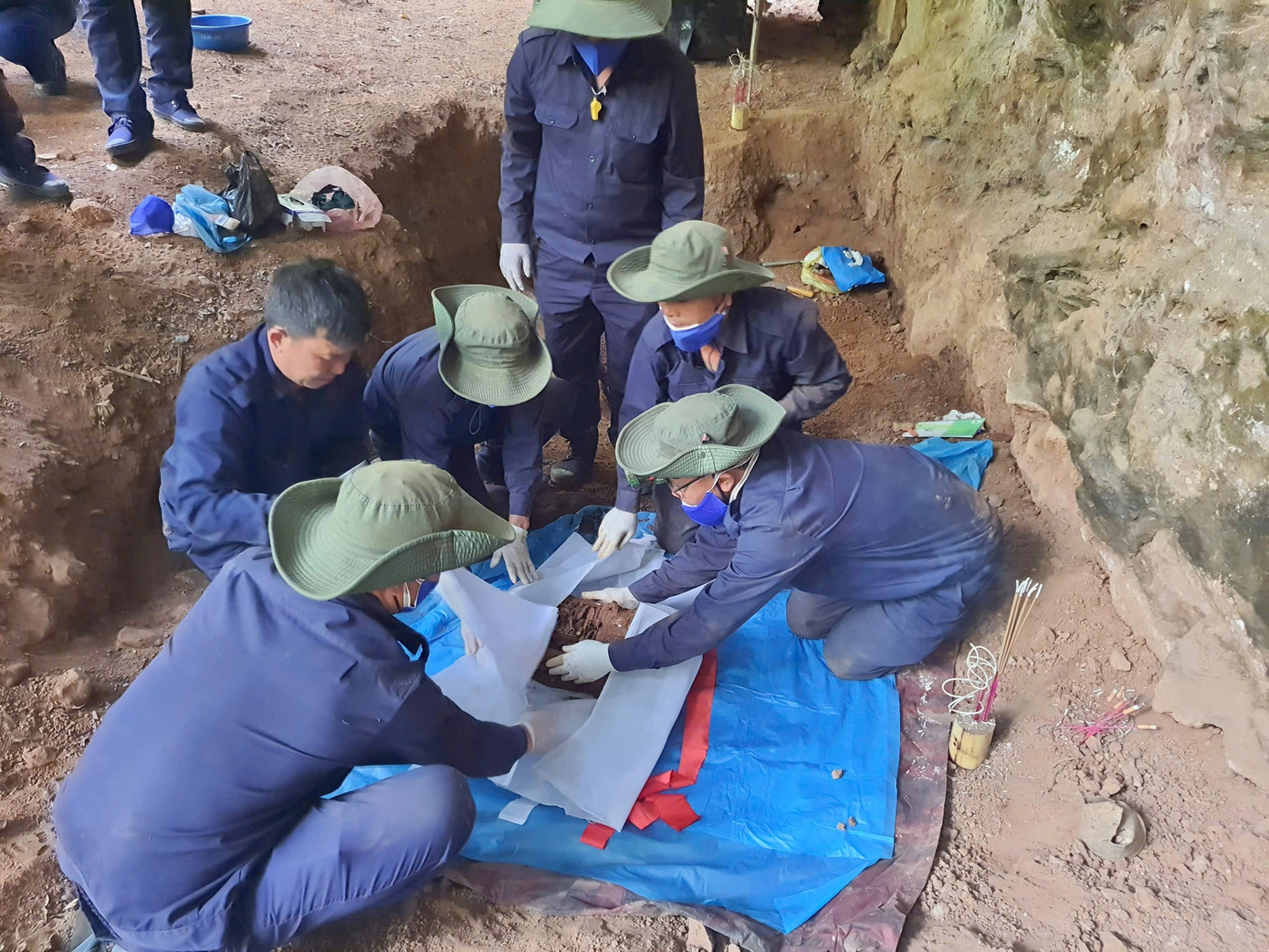 Các cán bộ Đội Quy tập cho biết, công tác khảo sát, tìm kiếm, quy tập hài cốt liệt sĩ hiện gặp nhiều khó khăn. Nguyên nhân do khí hậu, thời tiết tại Lào khắc nghiệt. Các phần mộ liệt sĩ chủ yếu nằm ở vùng núi cao, hang đá, rừng sâu, những vùng trọng điểm đánh phá trước đây của địch, lượng bom mìn sót lại nhiều. Các cán bộ Đội Quy tập cho biết, công tác khảo sát, tìm kiếm, quy tập hài cốt liệt sĩ hiện gặp nhiều khó khăn. Nguyên nhân do khí hậu, thời tiết tại Lào khắc nghiệt. Các phần mộ liệt sĩ chủ yếu nằm ở vùng núi cao, hang đá, rừng sâu, những vùng trọng điểm đánh phá trước đây của địch, lượng bom mìn sót lại nhiều.