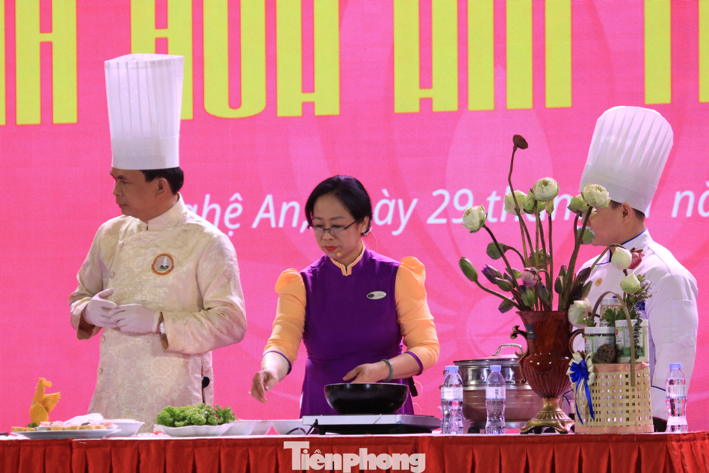 Chương trình quảng diễn “Tinh hoa ẩm thực Sen” do các nghệ nhân và đầu bếp đến từ Hiệp hội Văn hóa ẩm thực Việt Nam trình diễn khiến du khách thích thú theo dõi.