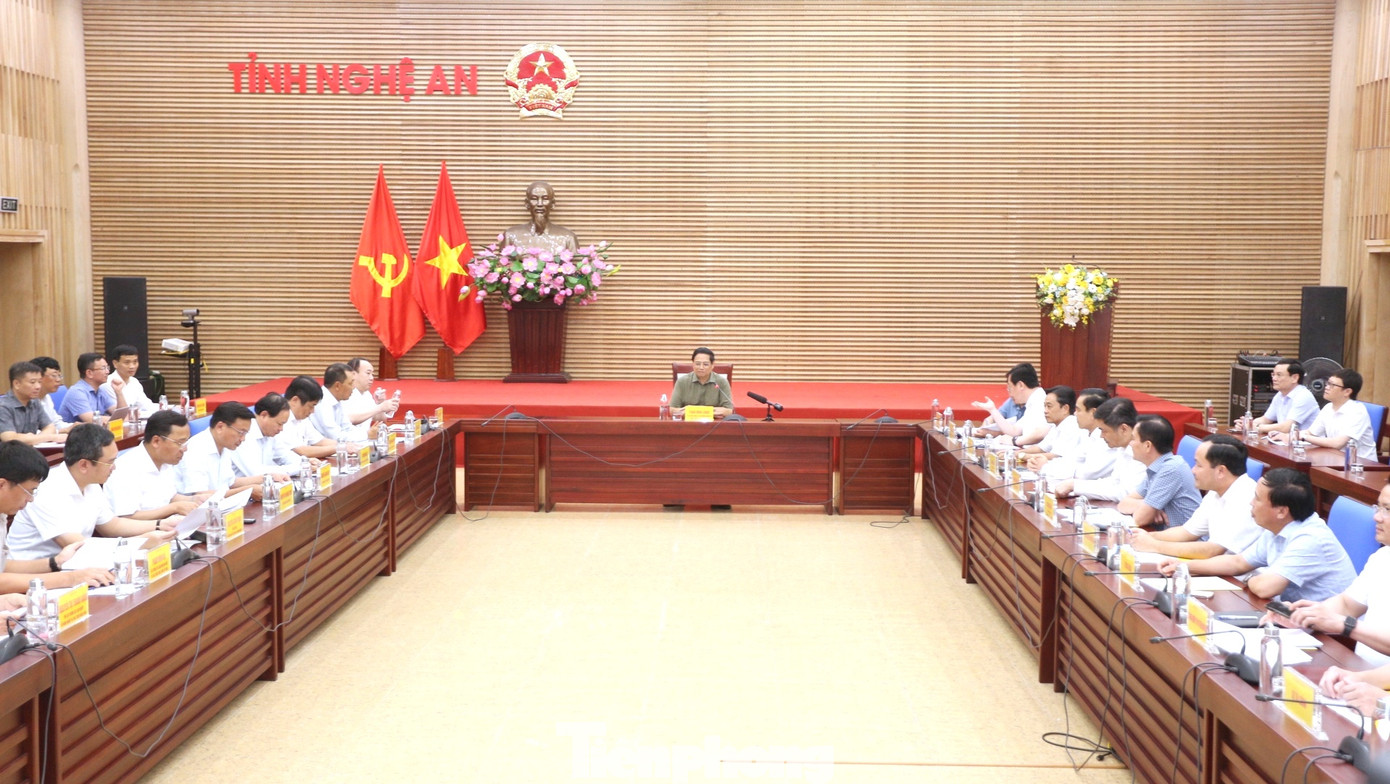 Thủ tướng Phạm Minh Chính chủ trì cuộc họp với lãnh đạo các Bộ, ngành và lãnh đạo 3 tỉnh Nghệ An, Hà Tĩnh, Thanh Hóa về tiến độ dự án đường dây 500kV mạch 3 Quảng Trạch - Phố Nối. Thủ tướng Phạm Minh Chính chủ trì cuộc họp với lãnh đạo các Bộ, ngành và lãnh đạo 3 tỉnh Nghệ An, Hà Tĩnh, Thanh Hóa về tiến độ dự án đường dây 500kV mạch 3 Quảng Trạch - Phố Nối.