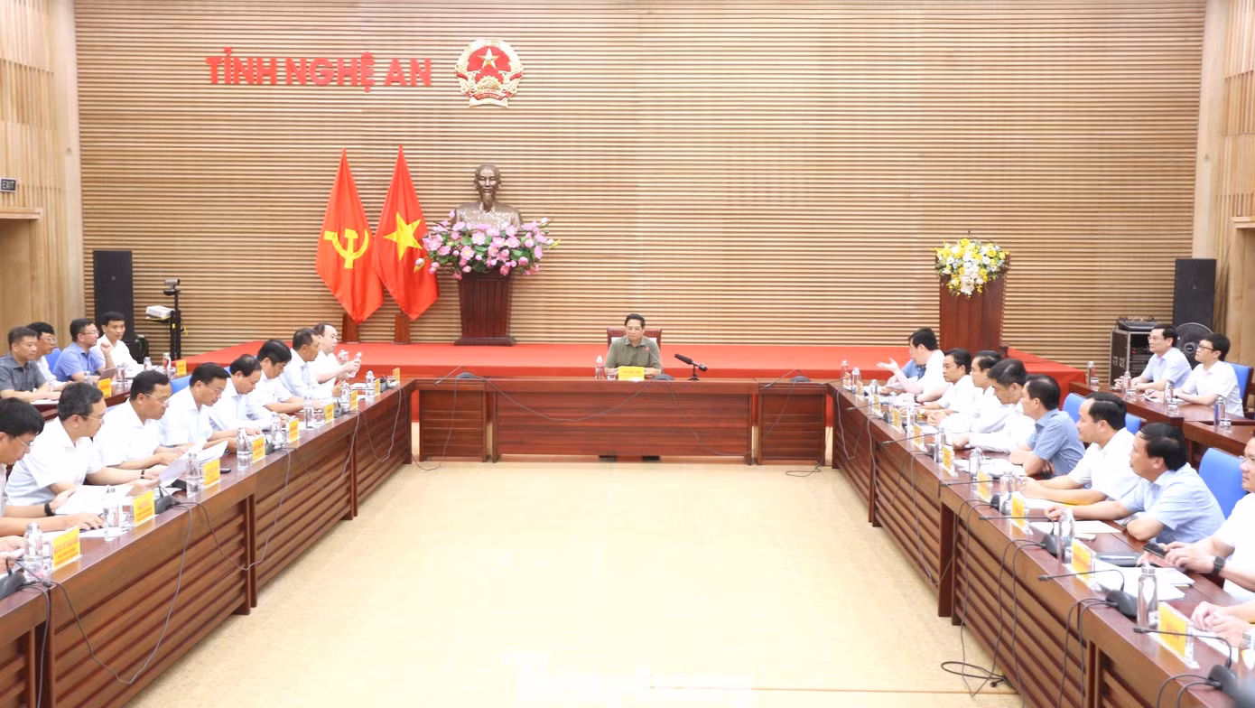 Thủ tướng Phạm Minh Chính chủ trì cuộc họp với lãnh đạo các Bộ, ngành và lãnh đạo 3 tỉnh Nghệ An, Hà Tĩnh, Thanh Hóa về tiến độ dự án đường dây 500kV mạch 3 Quảng Trạch - Phố Nối.