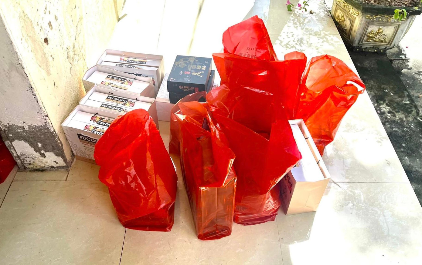 Những túi quà tặng và một số mặt hàng thực phẩm chức năng được nhóm người này giới thiệu bán với giá trị cao.