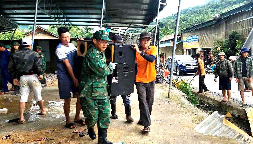 Ngay sau khi nhận được thông tin, cán bộ, chiến sĩ Đồn Biên phòng Na Loi đã nhanh chóng có mặt tại hiện trường, phối hợp cắm biển cảnh báo nguy hiểm. Đồng thời tổ chức ứng trực, hỗ trợ người dân di dời tài sản, đảm bảo an toàn khu vực bị ảnh hưởng. Ngay sau khi nhận được thông tin, cán bộ, chiến sĩ Đồn Biên phòng Na Loi đã nhanh chóng có mặt tại hiện trường, phối hợp cắm biển cảnh báo nguy hiểm. Đồng thời tổ chức ứng trực, hỗ trợ người dân di dời tài sản, đảm bảo an toàn khu vực bị ảnh hưởng.