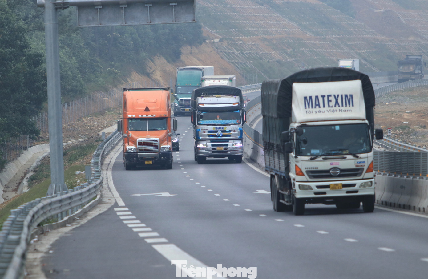 Tuy nhiên, thực tế trên tuyến cao tốc vẫn ghi nhận sự xuất hiện của các loại xe tải trọng lớn, khổ lớn, chiếm trọn toàn bộ làn đường. Tuy nhiên, thực tế trên tuyến cao tốc vẫn ghi nhận sự xuất hiện của các loại xe tải trọng lớn, khổ lớn, chiếm trọn toàn bộ làn đường.