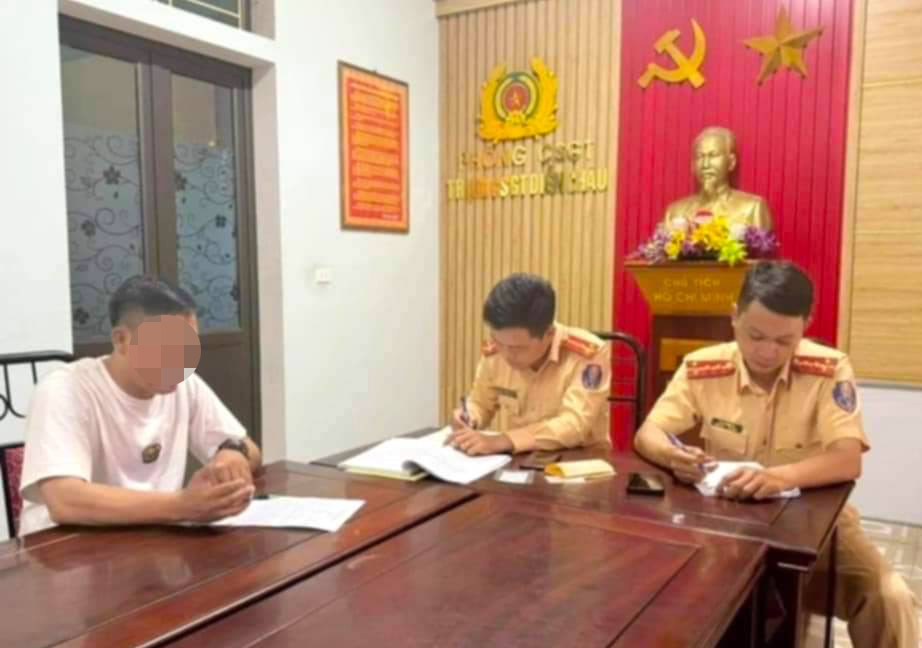 Cơ quan công an làm việc với 2 tài xế.