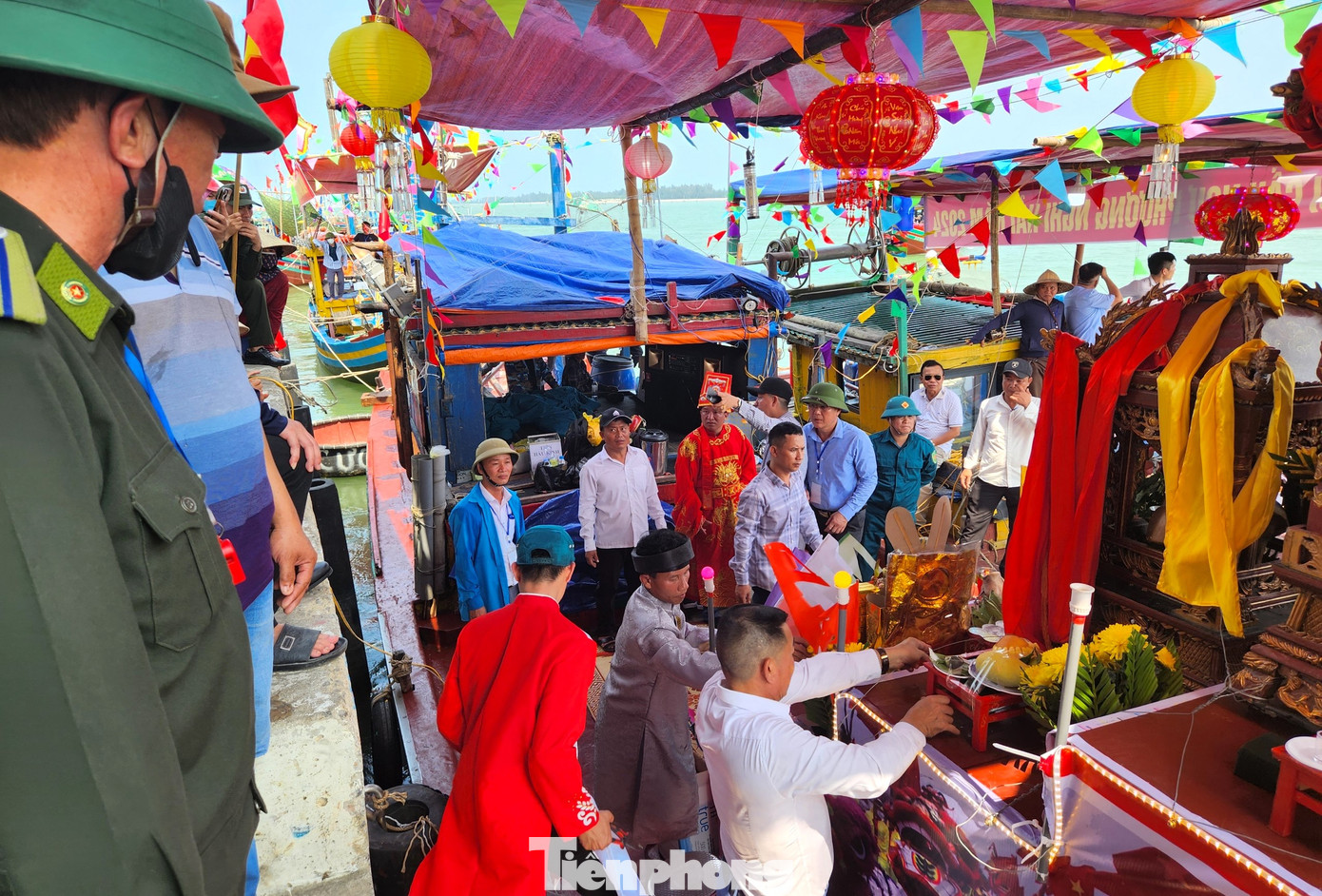 Trên mũi 3 thuyền được bài trí nhiều đồ lễ cùng 2 kiệu để ra cửa biển cúng bái.