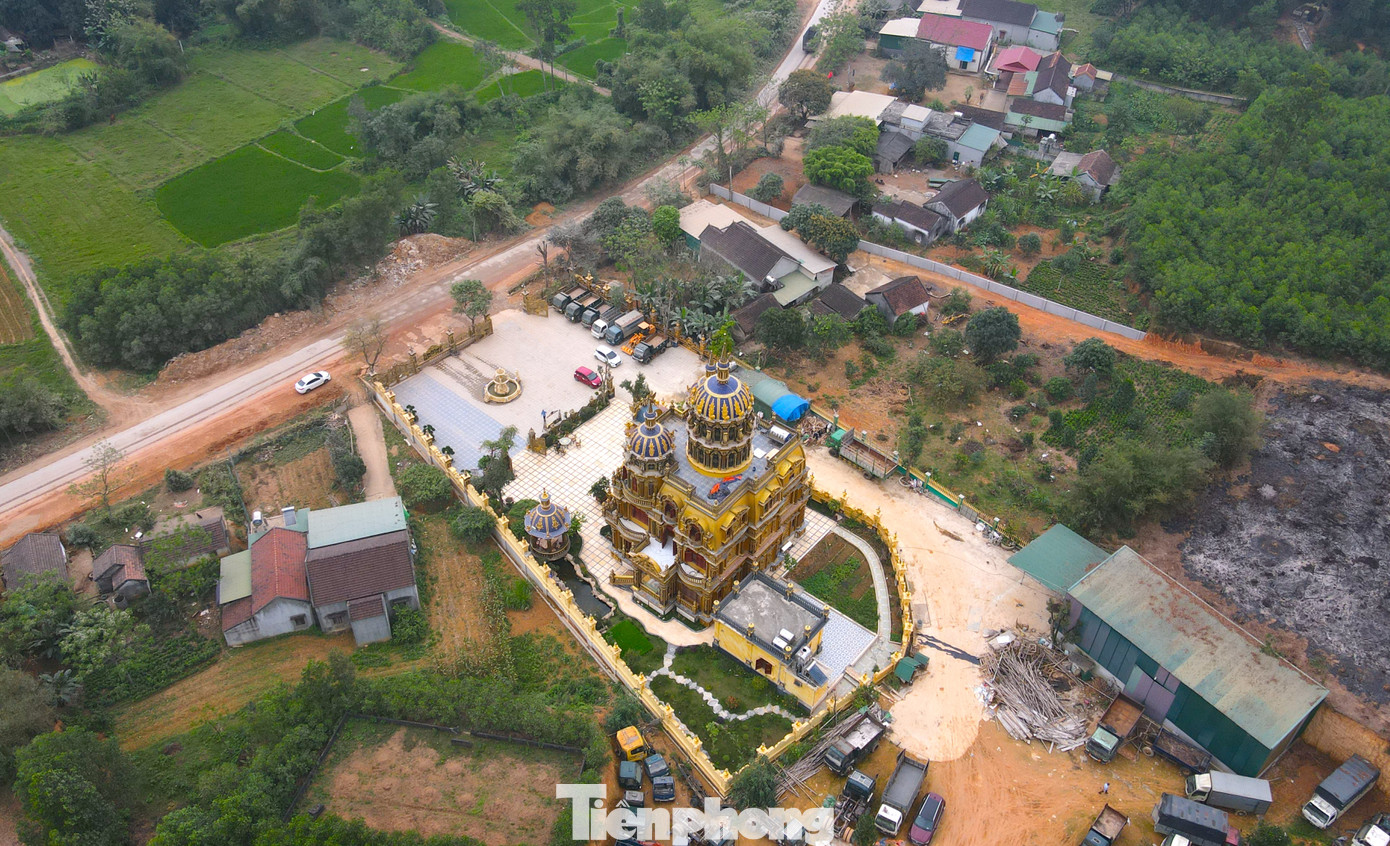 Ông Phạm Công Hùng - Chủ tịch UBND xã Mỹ Thành cho hay, mảnh đất này vốn là đất ở và đất vườn được chủ nhân tòa lâu đài mua lại của 4 hộ dân khác nhau rồi chuyển đổi thành đất ở để xây lâu đài.