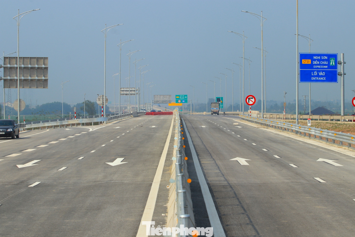 Các tài xế cho hay, đường cao tốc hiện chỉ có 4 làn, mặt đường khá hẹp nên khi những chiếc xe lớn vượt nhau cảm giác rất mất an toàn. Các tài xế cho hay, đường cao tốc hiện chỉ có 4 làn, mặt đường khá hẹp nên khi những chiếc xe lớn vượt nhau cảm giác rất mất an toàn.