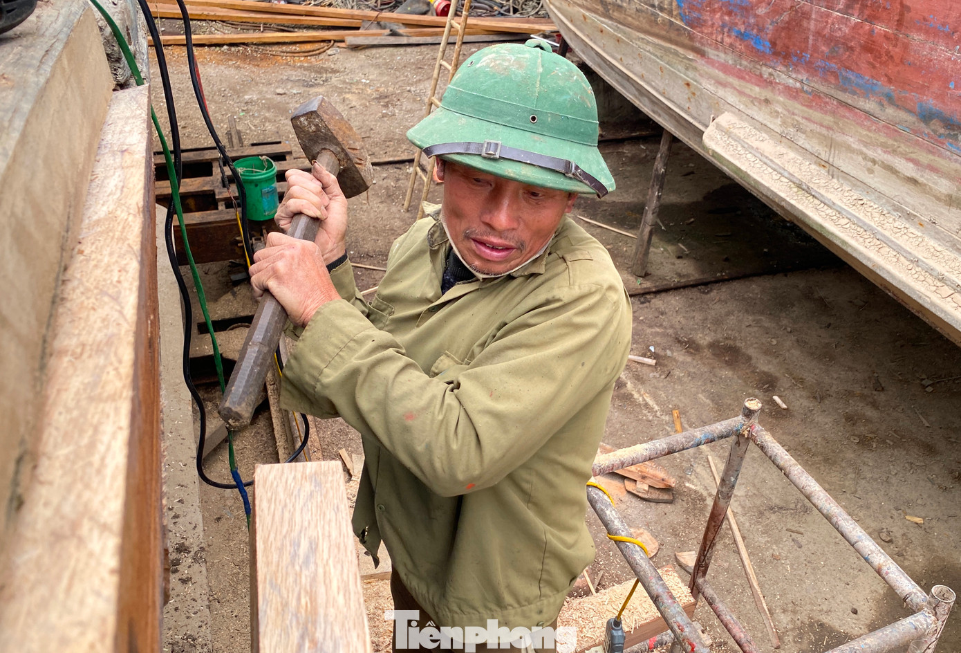 Tùy vào mức độ hư hỏng, những người thợ sẽ thay thế các chi tiết làm bằng gỗ hoặc gia cố đảm bảo chắc chắn.