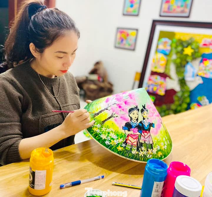 Được biết, trong cuộc triển lãm tranh "Tự hào một dải non sông" tại chương trình Lễ khởi động Tháng Thanh niên năm 2024 do T.Ư Đoàn tổ chức tại Khu Di tích lịch sử Truông Bồn (Đô Lương, Nghệ An) vào cuối tháng 2 vừa qua, có nhiều bức tranh triển lãm do nhóm của cô Vân vẽ.