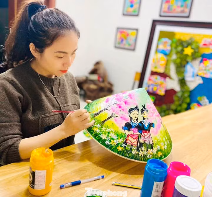 Được biết, trong cuộc triển lãm tranh "Tự hào một dải non sông" tại chương trình Lễ khởi động Tháng Thanh niên năm 2024 do T.Ư Đoàn tổ chức tại Khu Di tích lịch sử Truông Bồn (Đô Lương, Nghệ An) vào cuối tháng 2 vừa qua, có nhiều bức tranh triển lãm do nhóm của cô Vân vẽ.