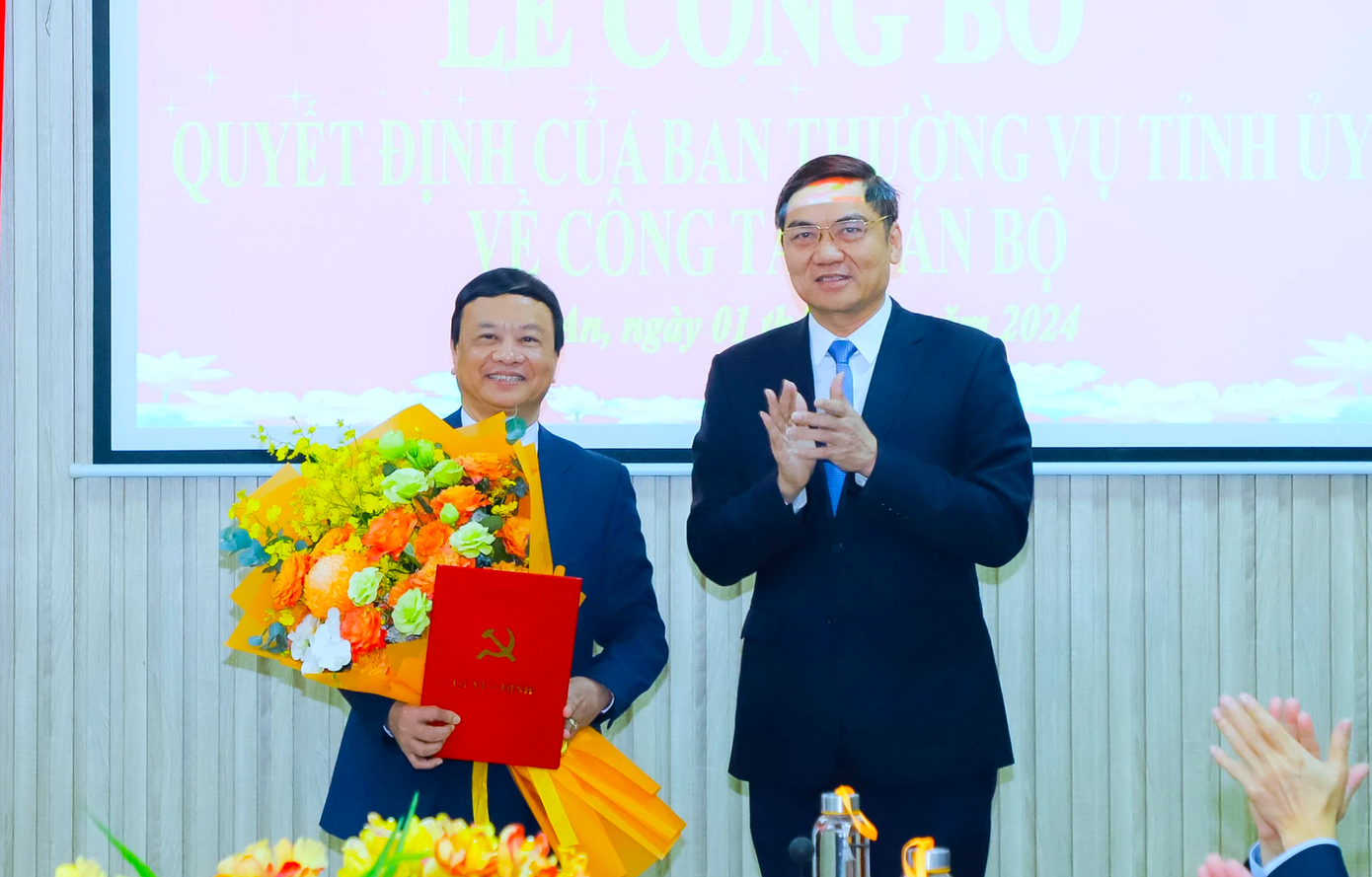 Phó Bí thư Tỉnh ủy Nghệ An Hoàng Nghĩa Hiếu trao quyết định và tặng hoa chúc mừng Phó Trưởng Ban Nội chính Tỉnh ủy Nghệ An. (Ảnh: Phạm Bằng). Phó Bí thư Tỉnh ủy Nghệ An Hoàng Nghĩa Hiếu trao quyết định và tặng hoa chúc mừng Phó Trưởng Ban Nội chính Tỉnh ủy Nghệ An. (Ảnh: Phạm Bằng).