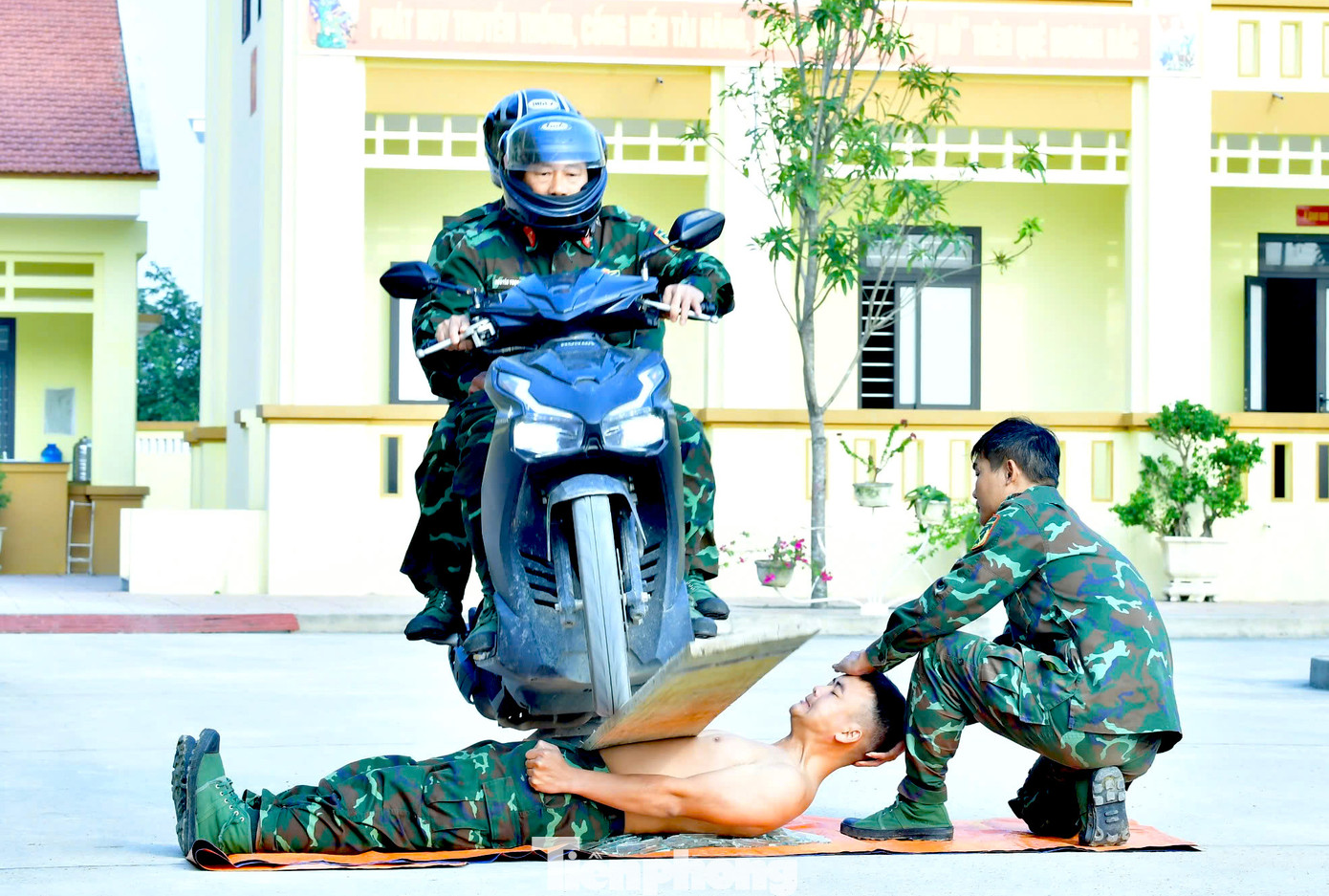 Người lính trinh sát còn có nhiều bài tập khó để rèn luyện khí công bằng cách nằm trên những mảnh vỡ thủy tinh để cho xe máy cán qua. Người lính trinh sát còn có nhiều bài tập khó để rèn luyện khí công bằng cách nằm trên những mảnh vỡ thủy tinh để cho xe máy cán qua.