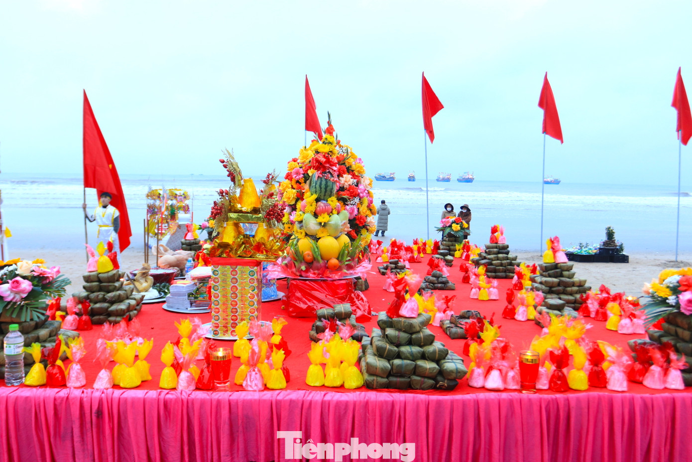 Một mâm lễ lớn được bày sẵn tại khu vực bãi biển để làm lễ cầu ngư với xôi gà, rượu thịt, hoa quả, bánh trái....