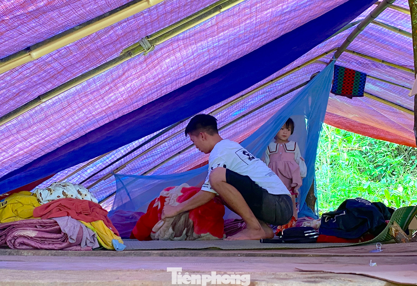 "Sợ núi lở nên em dẫn vợ ôm con lên đây cùng xóm làng dựng lán ở tạm chứ không dám về nữa. Vội đi nên em chỉ mang theo được chăn màn, túi quần áo hàng ngày. Ít hôm nữa nắng lên chắc em phải nhờ hàng xóm xuống tháo dỡ ngôi nhà cũ để tìm nơi ở mới", Kinh tâm sự.