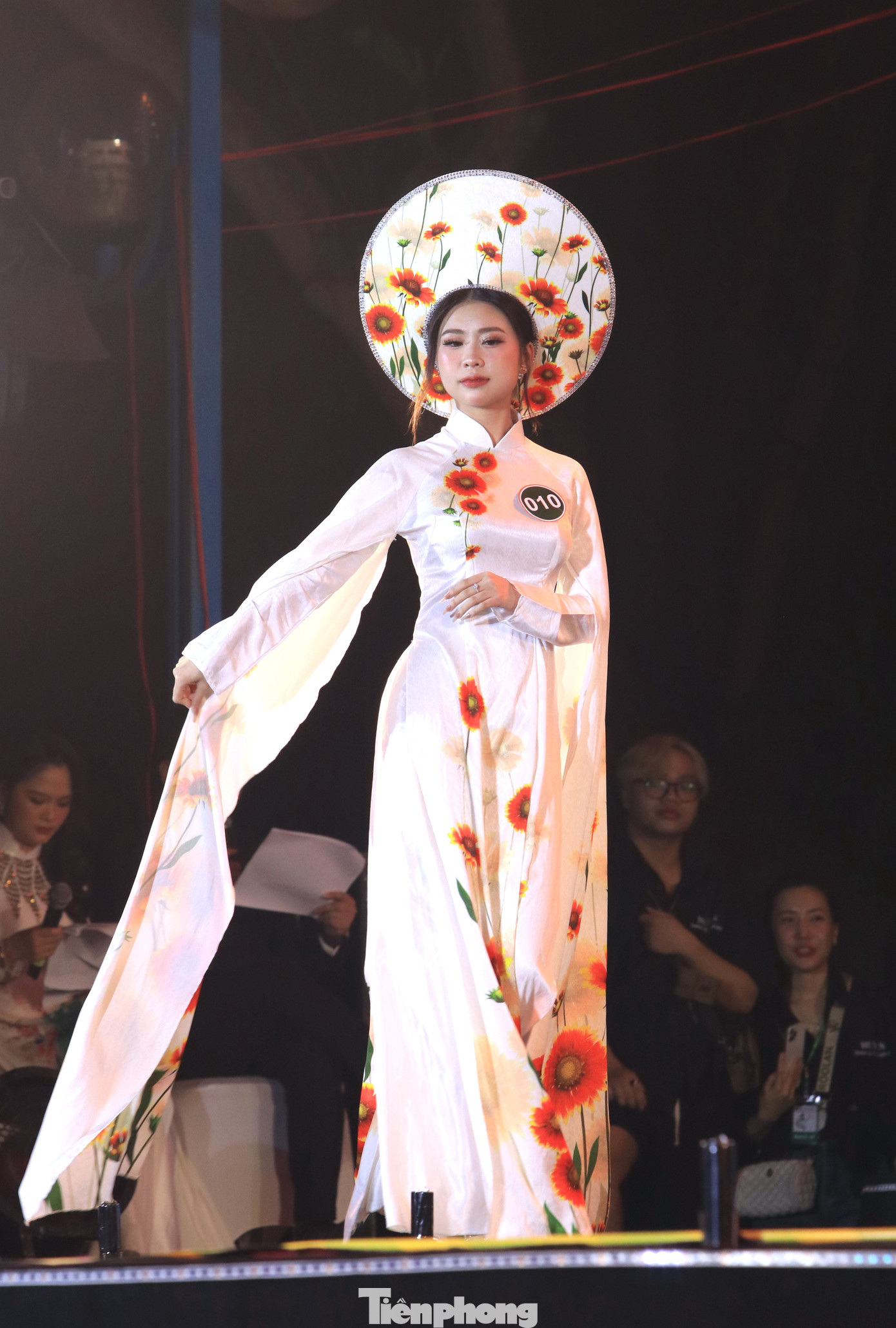 Các thí sinh lung linh với những tà áo dài màu sắc rực rỡ. Đặc biệt, trên áo dài của các thí sinh luôn xuất hiện hình ảnh hoa cúc biển - loài hoa đặc trưng của biển Cửa Lò.