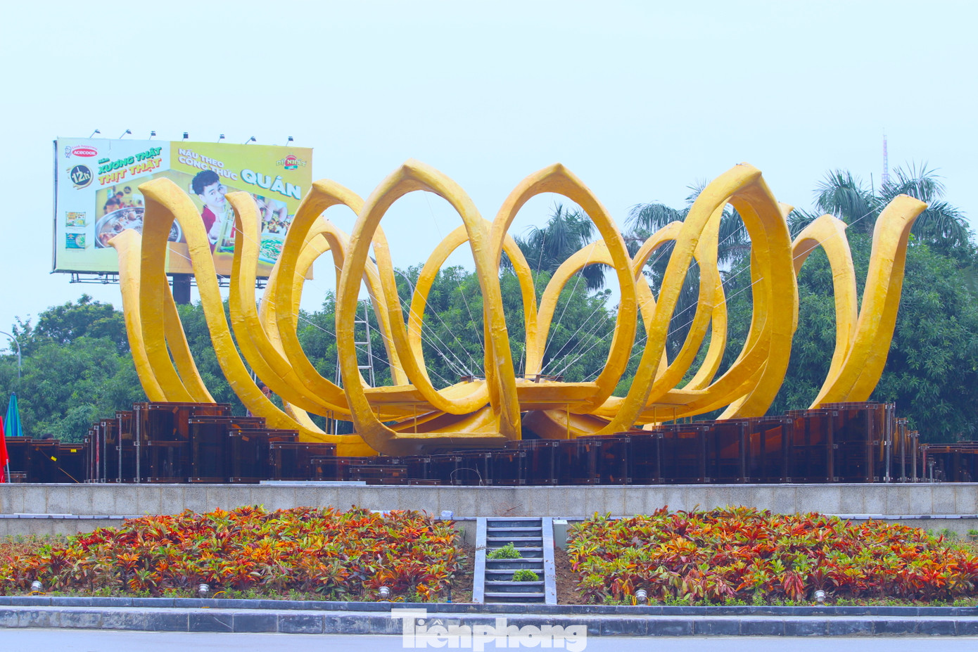 Bông sen vàng đang được các công nhân cấp tập hoàn thiện để kịp ngày lễ lớn của thành phố.