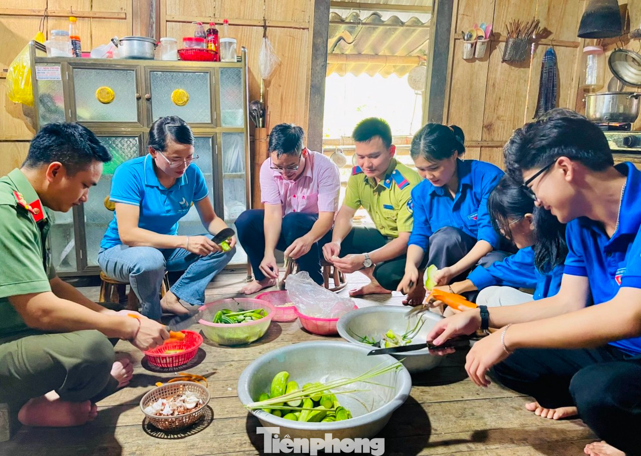 Để thể hiện sự tri ân và tấm lòng của tuổi trẻ, các đoàn viên thanh niên huyện Tương Dương (Nghệ An) đã tổ chức nấu bữa cơm yêu thương tại gia đình ông Vi Hải Lâm - thương binh (trú bản Chắn, thị trấn Thạch Giám).