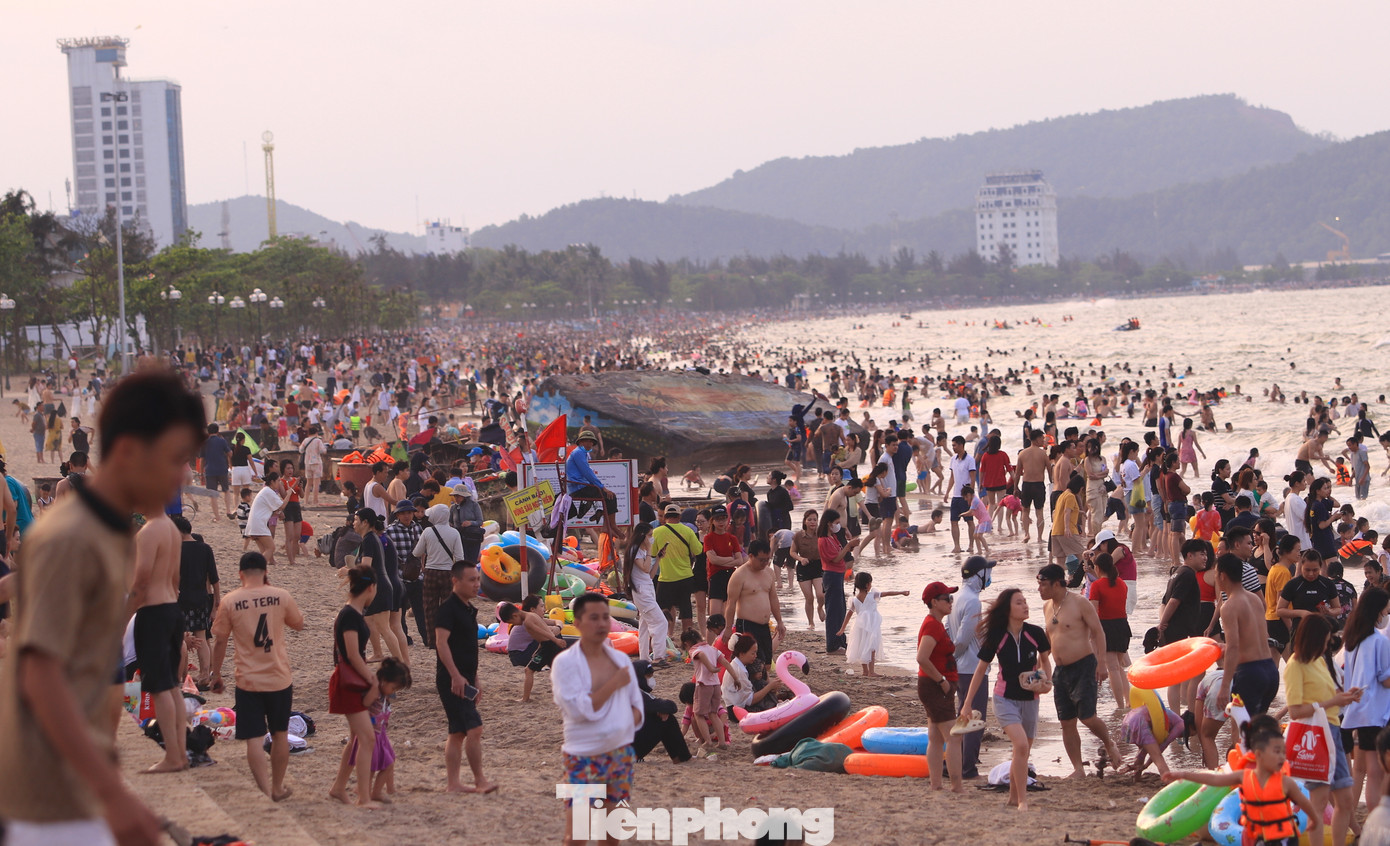 Bờ cát biển Cửa Lò chật kín du khách. Bờ cát biển Cửa Lò chật kín du khách.