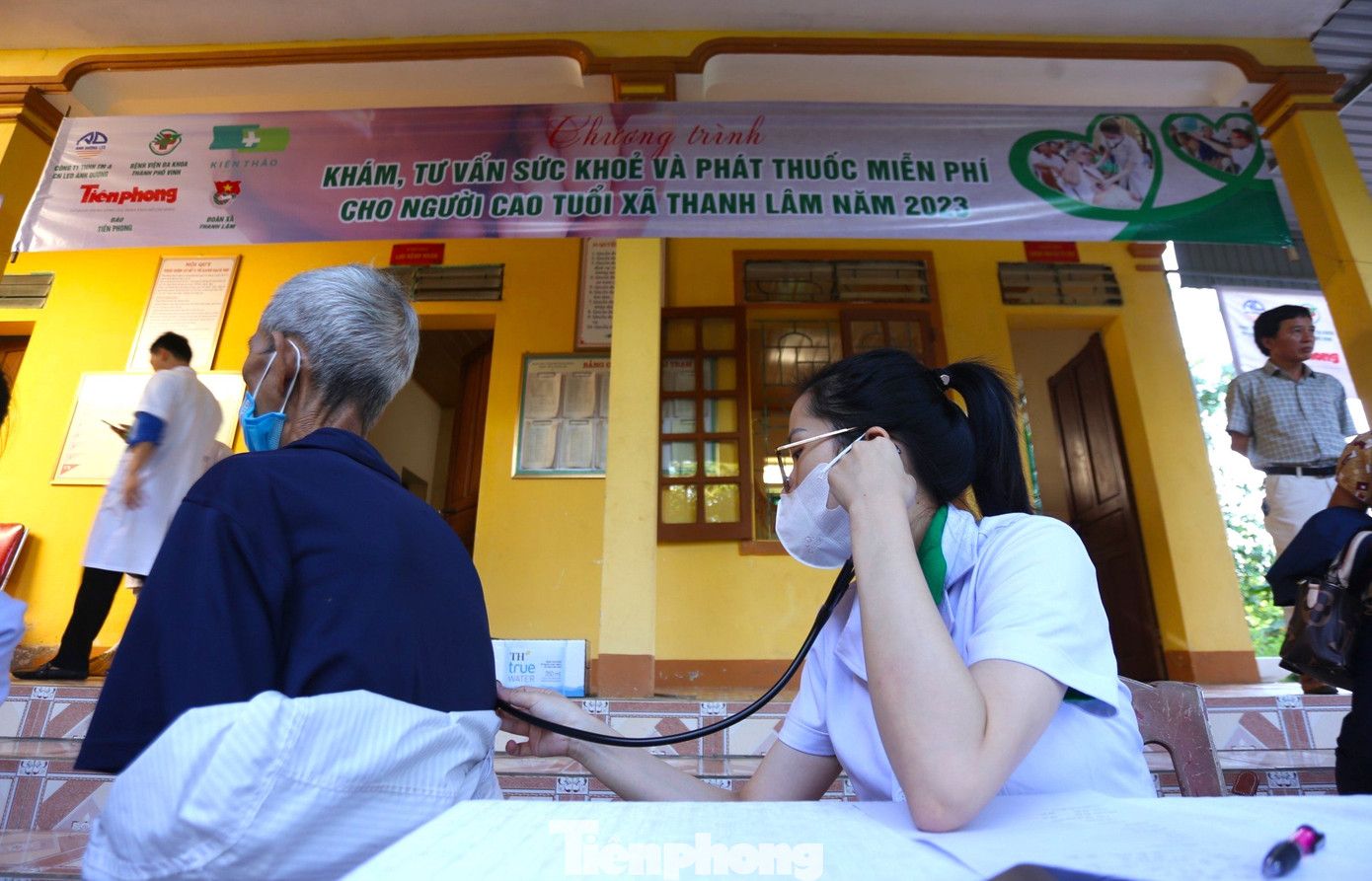 Gần 500 người đã được khám nội tổng quát, khám ngoại, khám cơ xương khớp, khám mắt, nội soi tai mũi họng, siêu âm, điện tim,...