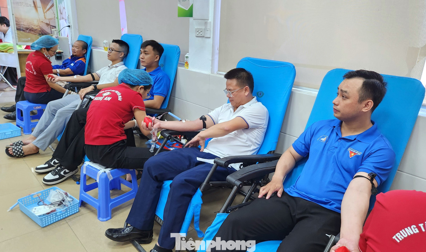 Phát biểu khai mạc Ngày hội hiến máu, anh Nguyễn Bá Tuấn Anh - Bí thư Đoàn khối Doanh nghiệp tỉnh Nghệ An đã kêu gọi toàn thể Đoàn viên thanh niên khối Doanh nghiệp, các tình nguyện viên cùng tham gia hiến máu tình nguyện để góp những giọt máu hồng vào ngân hàng máu; thể hiện sự chia sẻ, giúp đỡ những người bệnh đang cần máu để điều trị cũng như duy trì sự sống. Phát biểu khai mạc Ngày hội hiến máu, anh Nguyễn Bá Tuấn Anh - Bí thư Đoàn khối Doanh nghiệp tỉnh Nghệ An đã kêu gọi toàn thể Đoàn viên thanh niên khối Doanh nghiệp, các tình nguyện viên cùng tham gia hiến máu tình nguyện để góp những giọt máu hồng vào ngân hàng máu; thể hiện sự chia sẻ, giúp đỡ những người bệnh đang cần máu để điều trị cũng như duy trì sự sống.