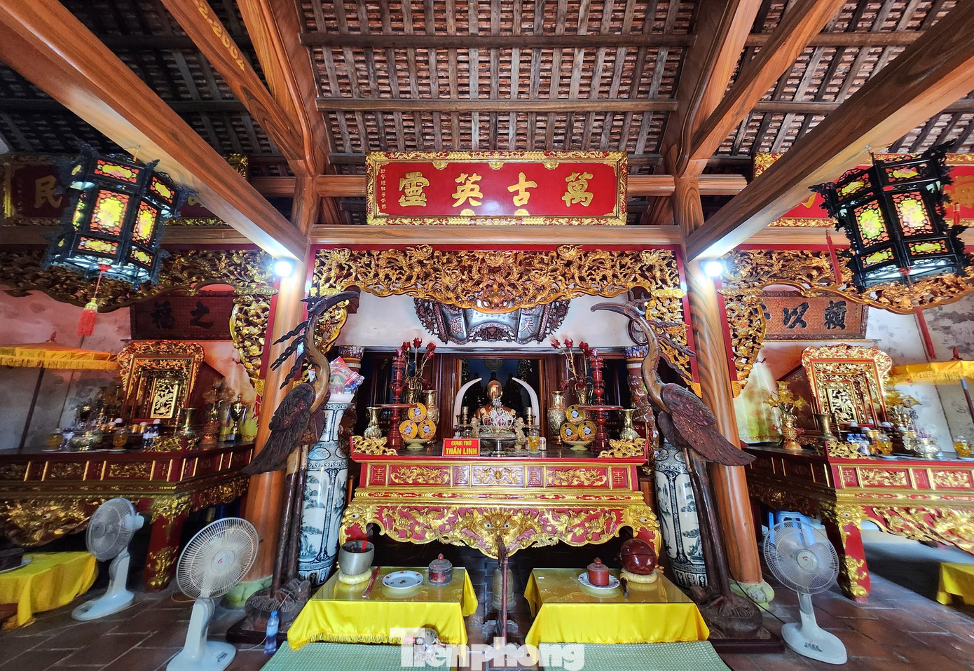 Nguyễn Thị Bích Châu người làng Bảo Lộc (huyện Hải Hậu, Nam Định). Năm 1373, bà được vua Trần Duệ Tông tuyển làm cung phi sau thăng làm quý phi. Trước nguy cơ nhà Trần suy vong, bà dâng lên Vua “Kê Minh thập sách” nhằm an dân, trị quốc. Năm 1377, bà theo vua Trần Duệ Tông đi đánh Chiêm Thành. Lúc đến biển Kỳ La (Kỳ Anh), trời nổi phong ba bão táp. Nhiều thuyền chở binh lính bị đánh chìm. Đêm đó, nhà vua nằm mộng thấy Giao Long đến đòi vua ban cho một nàng thiếp xuống làm vợ. Vua hỏi ý các cung phi nhưng ai nấy đều sợ hãi, từ chối. Chỉ riêng quý phi nhận lời. Sau khi quý phi tự nguyện gieo mình xuống biển, bỗng sóng yên, biển lặng, thuyền quan quân triều Trần đi qua dễ dàng. Sau khi mất, bà nhiều lần hiển linh phù trợ dân chúng nên được nhân dân tôn làm Phúc thần và được các Triều Đại phong kiến ban sắc là Chế thắng Phu nhân. Nguyễn Thị Bích Châu người làng Bảo Lộc (huyện Hải Hậu, Nam Định). Năm 1373, bà được vua Trần Duệ Tông tuyển làm cung phi sau thăng làm quý phi. Trước nguy cơ nhà Trần suy vong, bà dâng lên Vua “Kê Minh thập sách” nhằm an dân, trị quốc. Năm 1377, bà theo vua Trần Duệ Tông đi đánh Chiêm Thành. Lúc đến biển Kỳ La (Kỳ Anh), trời nổi phong ba bão táp. Nhiều thuyền chở binh lính bị đánh chìm. Đêm đó, nhà vua nằm mộng thấy Giao Long đến đòi vua ban cho một nàng thiếp xuống làm vợ. Vua hỏi ý các cung phi nhưng ai nấy đều sợ hãi, từ chối. Chỉ riêng quý phi nhận lời. Sau khi quý phi tự nguyện gieo mình xuống biển, bỗng sóng yên, biển lặng, thuyền quan quân triều Trần đi qua dễ dàng. Sau khi mất, bà nhiều lần hiển linh phù trợ dân chúng nên được nhân dân tôn làm Phúc thần và được các Triều Đại phong kiến ban sắc là Chế thắng Phu nhân.