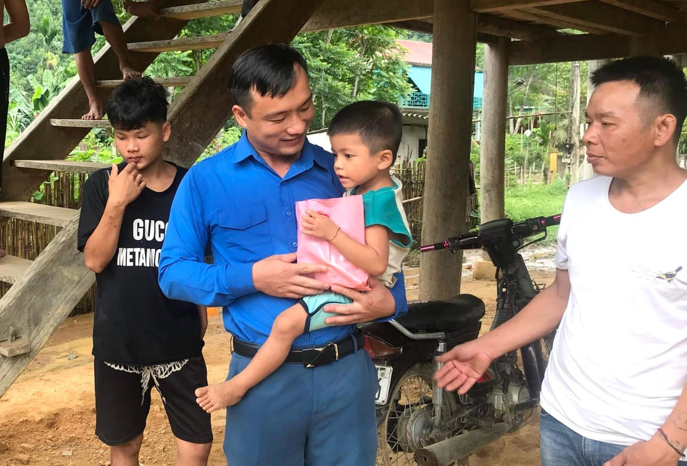 Các đoàn viên thanh niên trên địa bàn huyện phối hợp tổ chức chương trình tiếp sức mùa thi kỳ thi tuyển sinh lớp 10; tổ chức thăm, tặng quà cho trẻ em có hoàn cảnh đặc biệt khó khăn nhân ngày quốc tế thiếu nhi. Qua đó thể hiện trách nhiệm, sự quan tâm của các cấp Bộ Đoàn đối với sự nghiệp bảo vệ, chăm sóc và giáo dục trẻ em trên địa bàn.