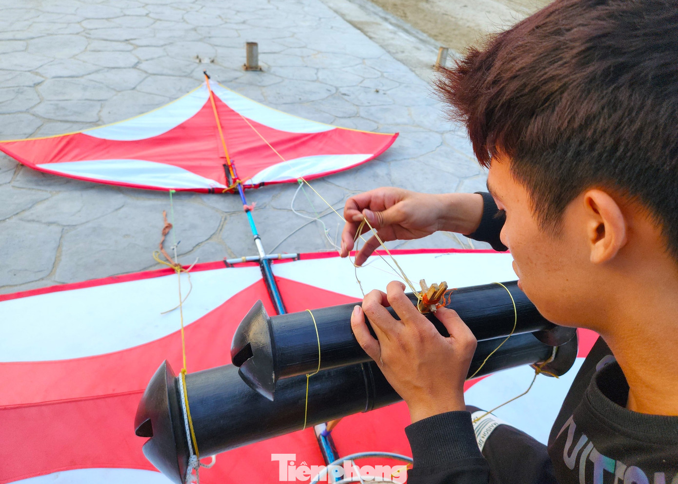 Trước khi thả diều, những người chơi sẽ kiểm tra thật kỹ con diều để tránh trường hợp bất trắc xảy ra khi diều đang ở trên không trung. Trong đó quan trọng nhất là khớp nối dây, khung diều và kiểm tra sáo đã được buộc chặt hay chưa. Chỉ cần một sơ suất nhỏ, diều có thể bị "rụng" và sẽ dẫn đến hư hỏng, thiệt hại lớn.