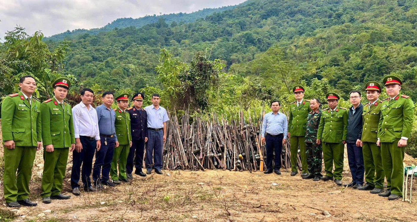 Trong năm 2024, lực lượng chức năng huyện Kỳ Sơn đã vận động người dân giao nộp hơn 1.800 khẩu súng và nòng súng các loại. Trong năm 2024, lực lượng chức năng huyện Kỳ Sơn đã vận động người dân giao nộp hơn 1.800 khẩu súng và nòng súng các loại.