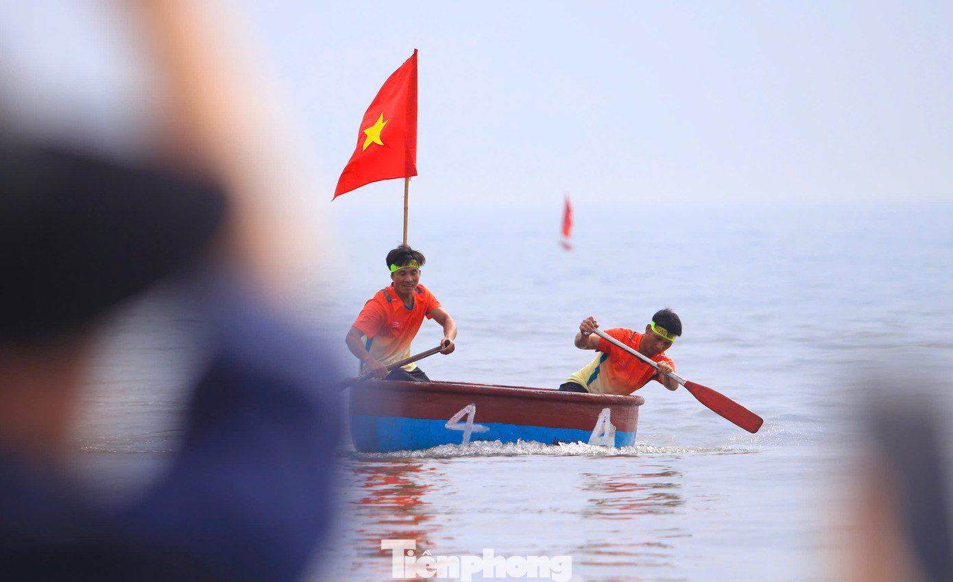 Người dân đứng trong bờ theo dõi và cổ vũ các đội đua.