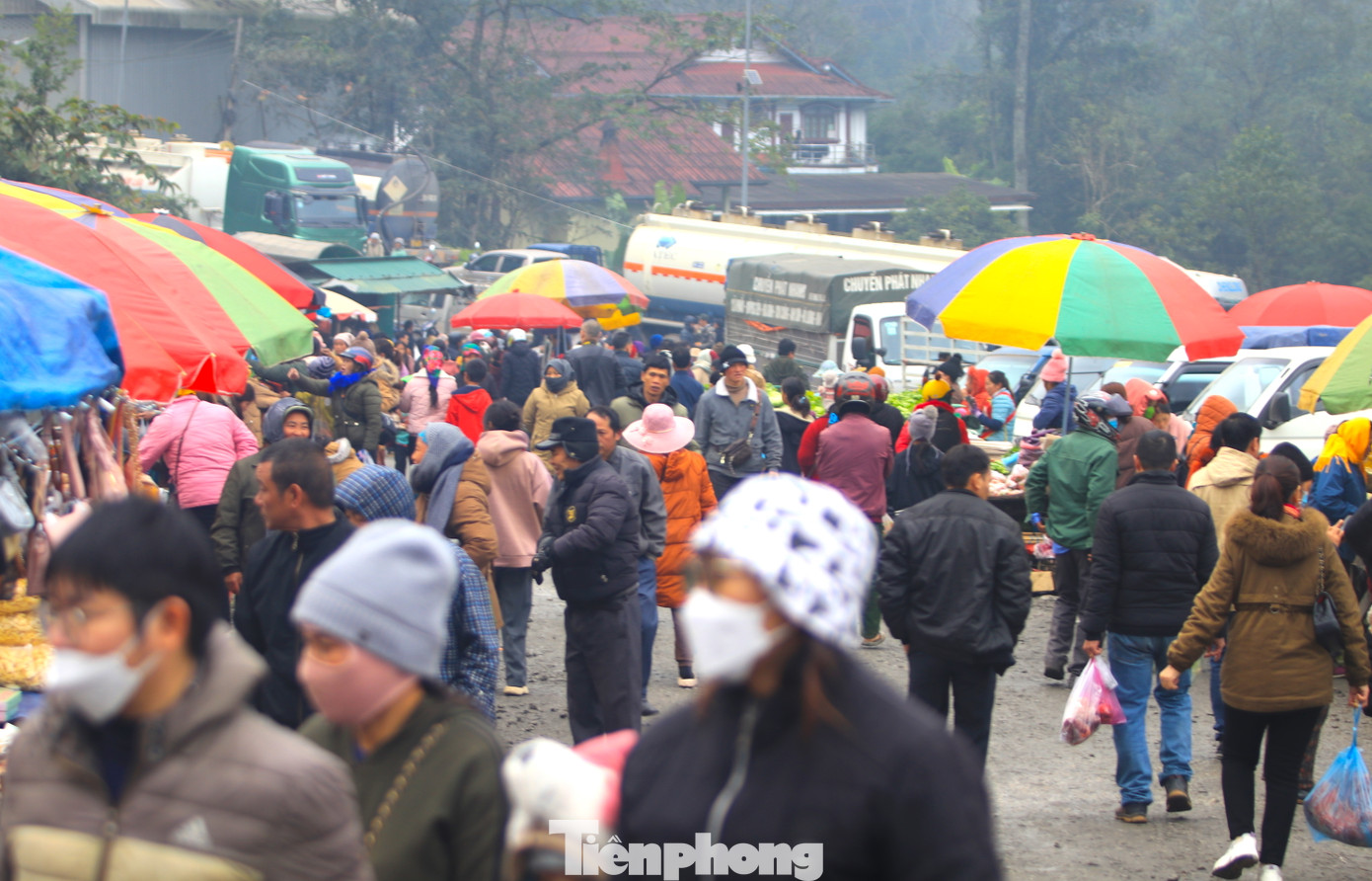 Dịp cuối năm, phiên chợ tấp nập kẻ bán người mua. Dịp cuối năm, phiên chợ tấp nập kẻ bán người mua.