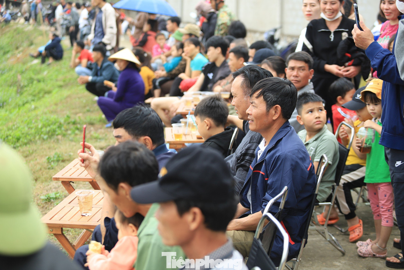 Đứng trên bờ, cả nghìn người hò reo cổ vũ cho các nơm thủ.
