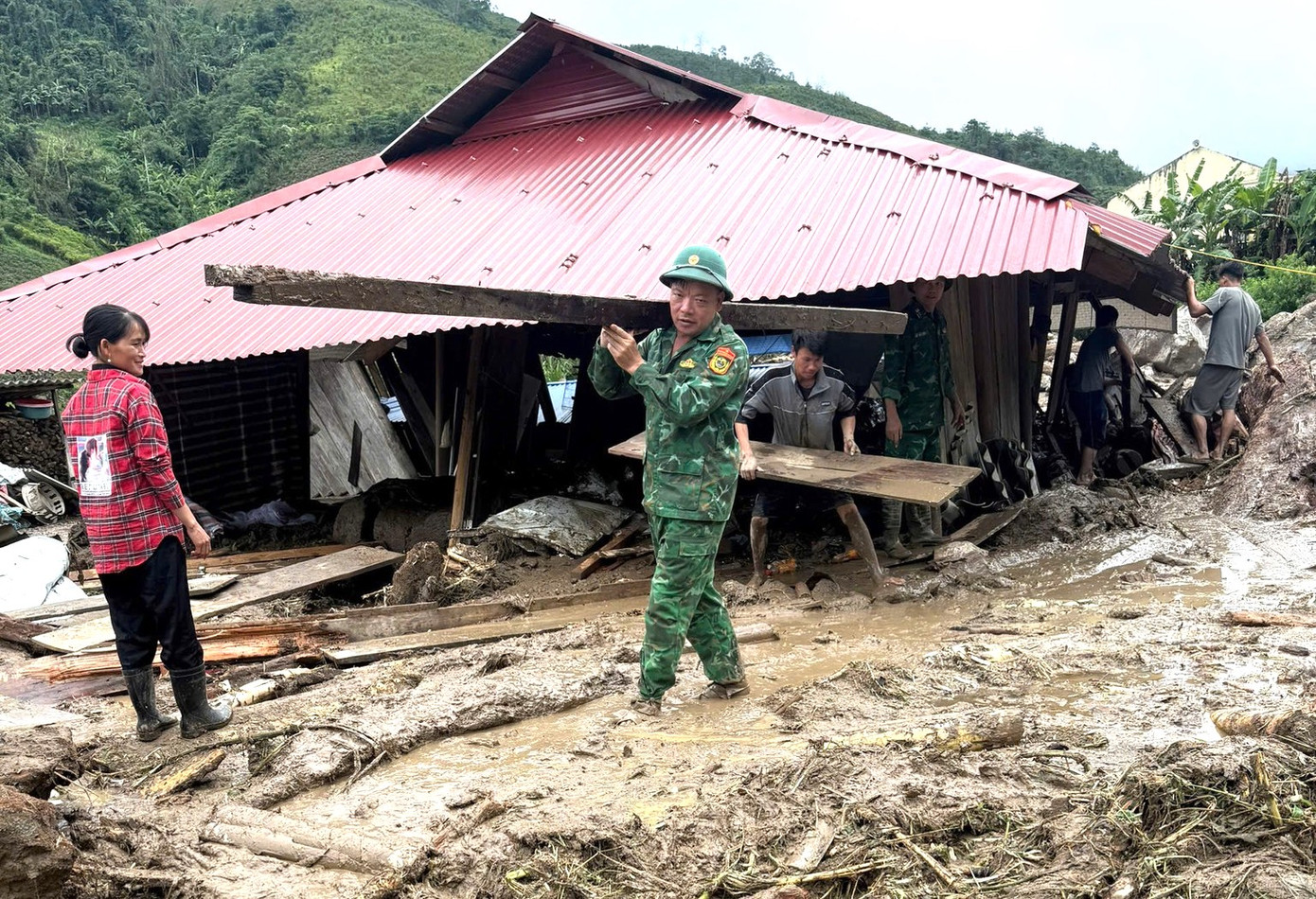Lũ đã cuốn trôi hoàn toàn 4 căn nhà, trong đó có 3 nhà ở xã Hữu Khuông (Tương Dương) và 1 nhà ở xã Tri Lễ (huyện Quế Phong). Ngoài ra có 54 căn nhà bị hư hỏng, đất đá tràn vào (Kỳ Sơn 27 nhà, huyện Tương Dương 11 nhà và huyện Quế Phong 16 nhà). Lũ đã cuốn trôi hoàn toàn 4 căn nhà, trong đó có 3 nhà ở xã Hữu Khuông (Tương Dương) và 1 nhà ở xã Tri Lễ (huyện Quế Phong). Ngoài ra có 54 căn nhà bị hư hỏng, đất đá tràn vào (Kỳ Sơn 27 nhà, huyện Tương Dương 11 nhà và huyện Quế Phong 16 nhà).