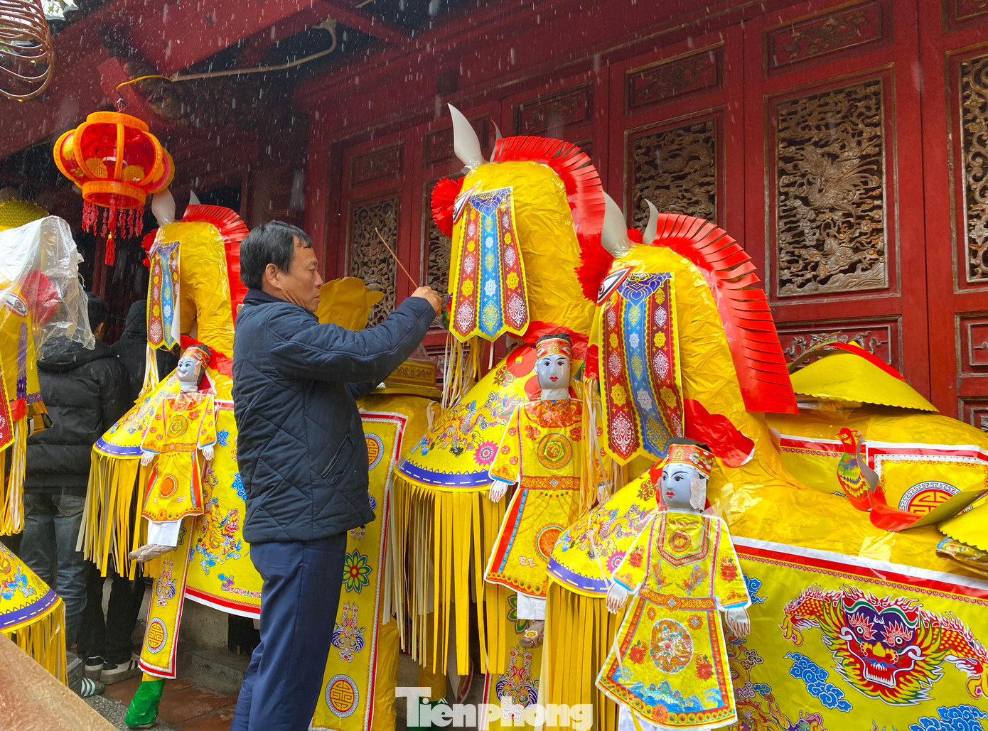 Trước khi làm lễ, du khách thường viết tên các thành viên trong gia đình dán lên ngựa giấy rồi thắp hương và để lại một số tờ tiền lẻ. Trước khi làm lễ, du khách thường viết tên các thành viên trong gia đình dán lên ngựa giấy rồi thắp hương và để lại một số tờ tiền lẻ.