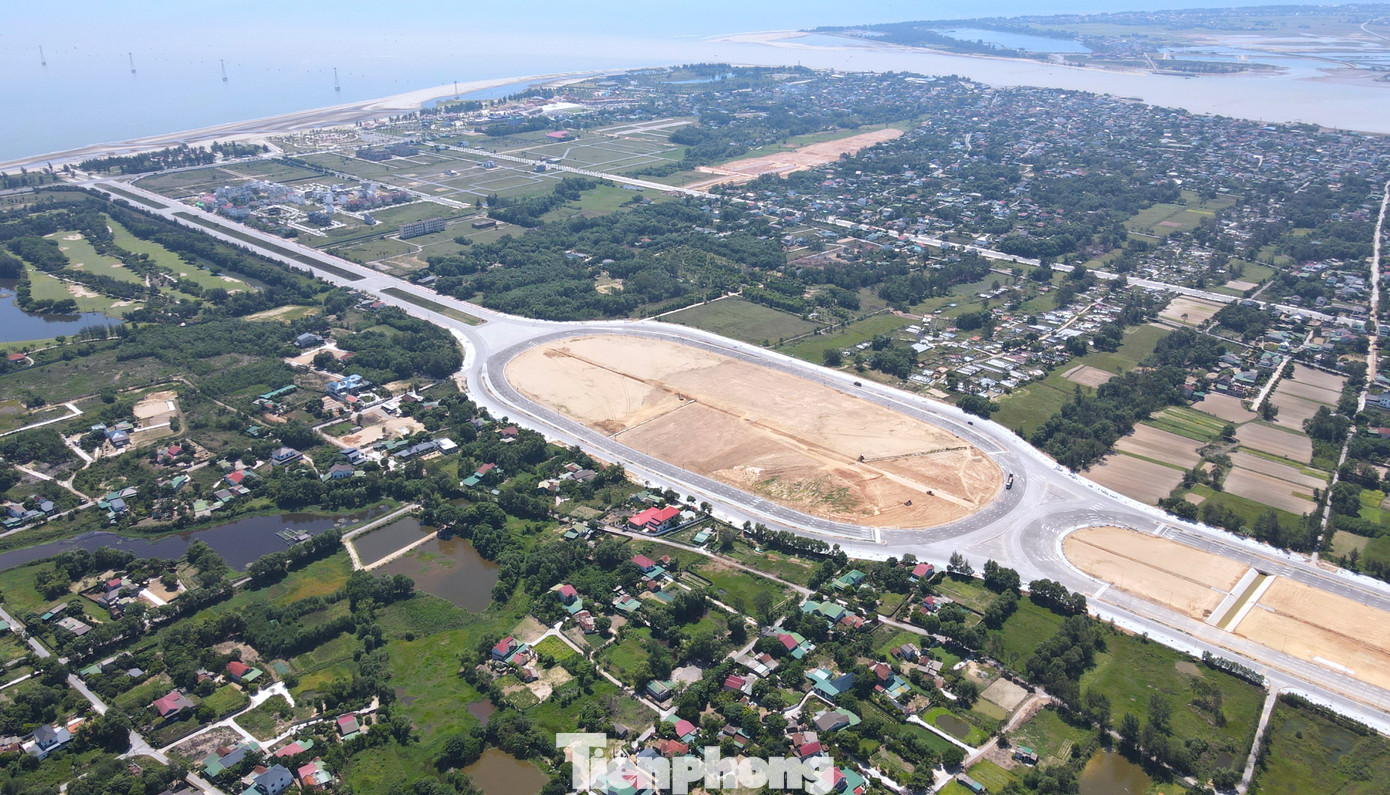 Tuyến đại lộ Vinh - Cửa Lò được thiết kế có dải phân cách giữa và dải phân cách 2 bên. Đường chính rộng 2x16m với thiết kế 8 làn xe cơ giới, mỗi bên rộng 16m gồm 4 làn xe. Đường gom (hoàn thành giai đoạn 1) gồm mỗi bên 2 làn rộng 9m. Tuyến đường có điểm rộng nhất đến 290m.