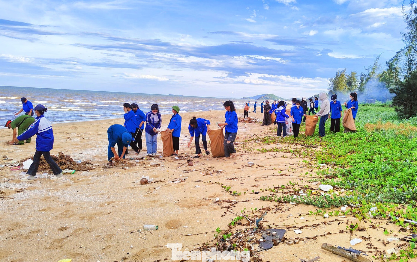 Các đoàn viên thanh niên hăng hái dọn dẹp rác, vệ sinh bãi biển. Các đoàn viên thanh niên hăng hái dọn dẹp rác, vệ sinh bãi biển.